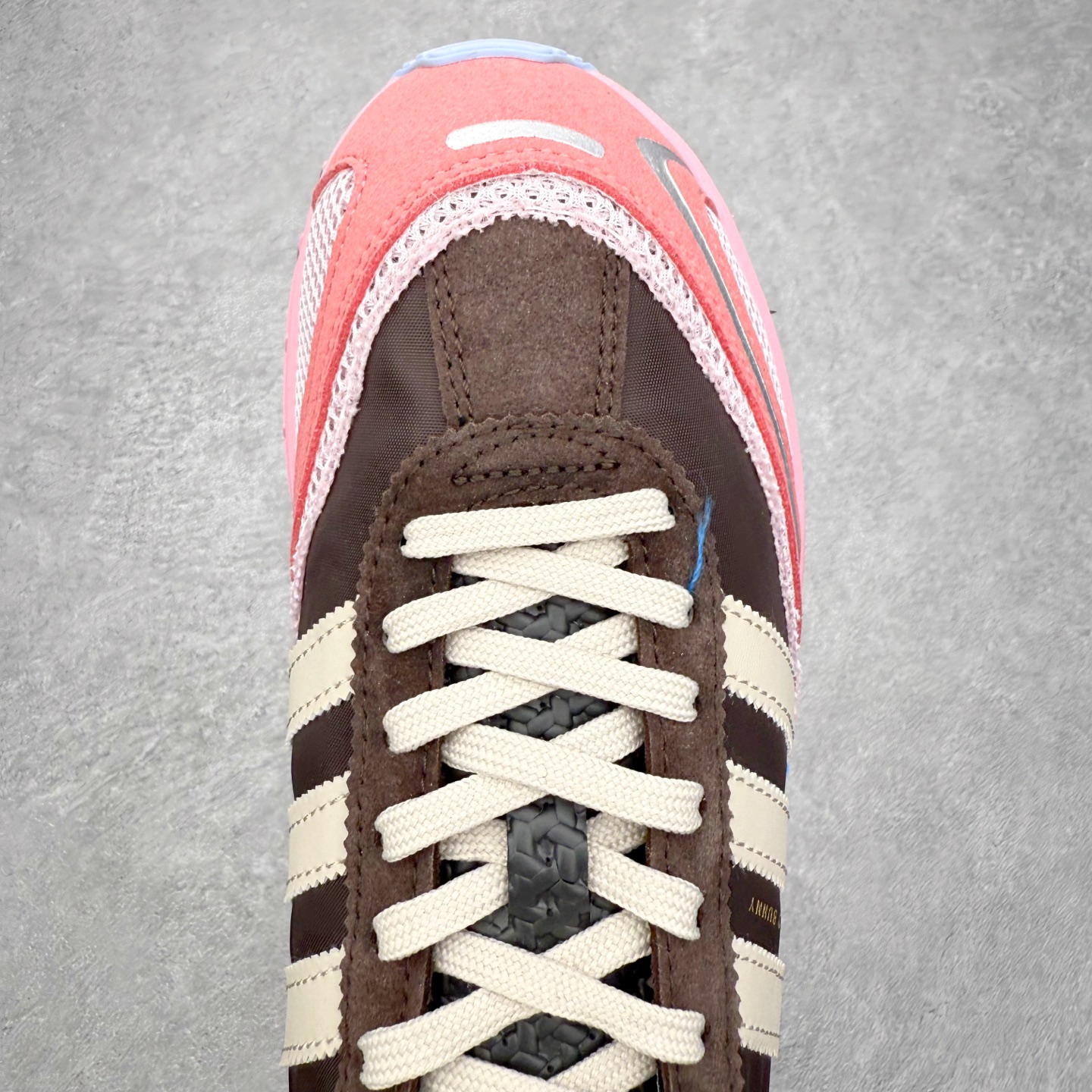 图片[4]-BAD BUNNY x AD Originals ADIZERO SL 72 联名柔软舒适防滑耐磨低帮生活休闲鞋 IH0971 此番 Bad Bunny 和 adidas 以 Adizero SL 72 为蓝本，推出 3 款不同配色，设计灵感汲取自复古跑鞋 SL 72 ，将经典元素与现代风尚相融合，打造出别具一格的鞋履。鞋面采用多层次叠加设计，很有层次感，吸引人。选用华夫格网、绒面革、皮革和灯芯绒等优质材料。鞋身上的 “ Para Bad Bunny ”中足标识与双阿迪达斯标志，彰显了双方的合作身份。搭载 Adizero 泡棉中底，确保卓越的舒适性与性能表现。尺码：36 36.5 37.5 38 38.5 39 40 40.5 41 42 42.5 43 44 44.5 45-选品中心