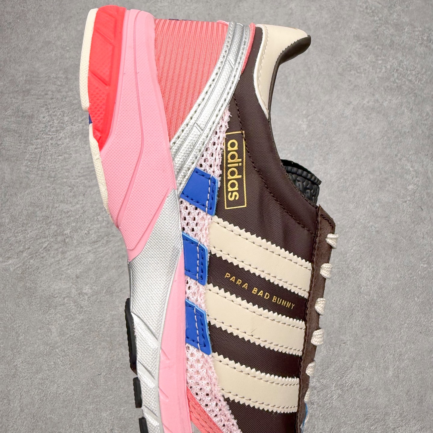 图片[6]-BAD BUNNY x AD Originals ADIZERO SL 72 联名柔软舒适防滑耐磨低帮生活休闲鞋 IH0971 此番 Bad Bunny 和 adidas 以 Adizero SL 72 为蓝本，推出 3 款不同配色，设计灵感汲取自复古跑鞋 SL 72 ，将经典元素与现代风尚相融合，打造出别具一格的鞋履。鞋面采用多层次叠加设计，很有层次感，吸引人。选用华夫格网、绒面革、皮革和灯芯绒等优质材料。鞋身上的 “ Para Bad Bunny ”中足标识与双阿迪达斯标志，彰显了双方的合作身份。搭载 Adizero 泡棉中底，确保卓越的舒适性与性能表现。尺码：36 36.5 37.5 38 38.5 39 40 40.5 41 42 42.5 43 44 44.5 45-选品中心