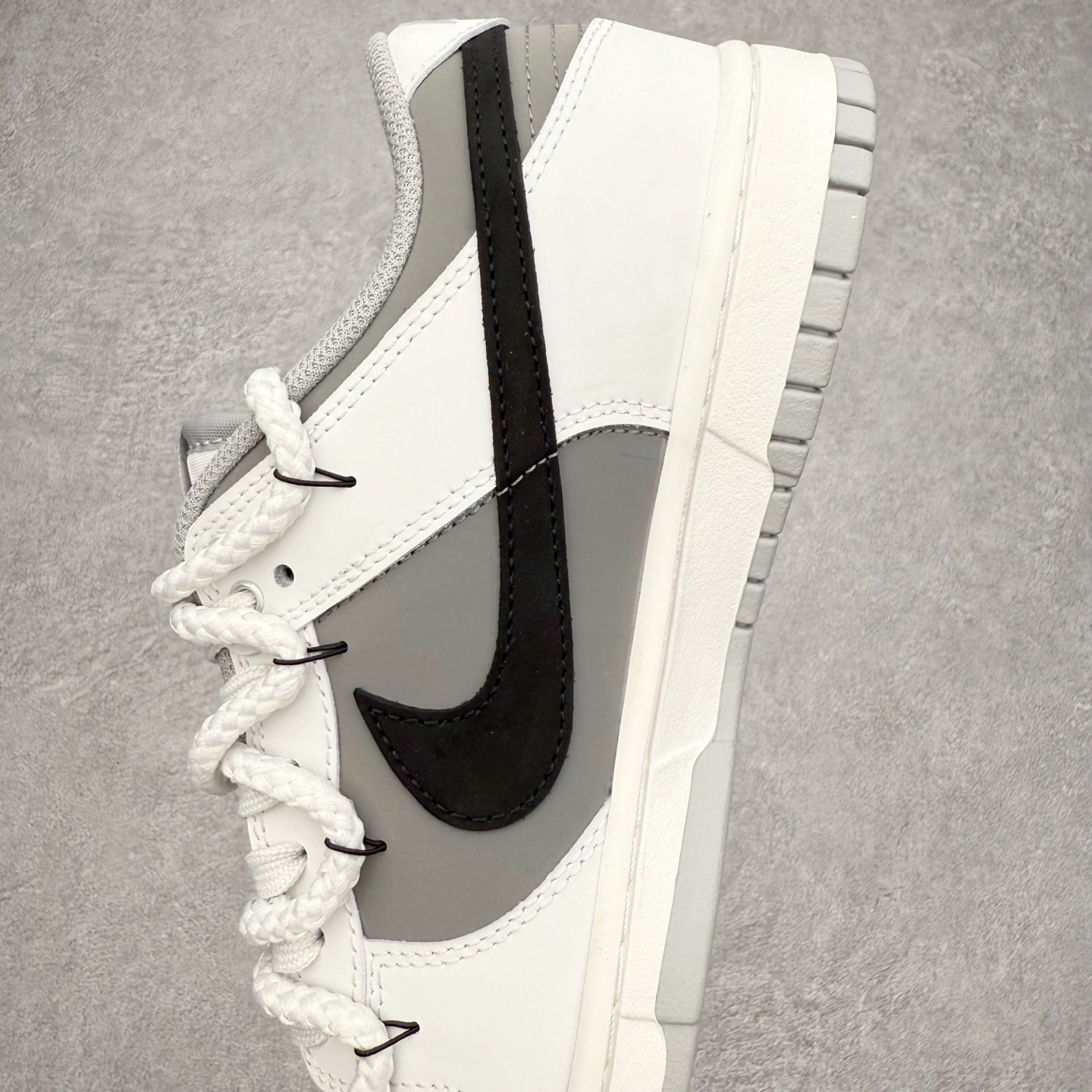 图片[7]-＃YC纯原 NK Dunk Low 白玉京 WG0510-061 此款以宋瓷天青为引，灰调自鞋面如墨入水，晕出远山空濙的意境。低饱和白宛若白玉京中琉璃界，清冷里藏着温润，如羊脂玉经年养出的光。鞋侧Swoosh似宣纸染墨，由深至浅，是山水画中那一笔留白。身动如风，心静如玉，烟云深处见天际仙阙。定制系列天花板 无原鞋不开发 全系列得物原鞋一比一校对开发 配色持续更新中 终端对接 优势输出 全套原厂楦头原纸板数据档案倾力打造 原汁原味莞产 极致还原 圈内最强针车工艺 高端零售指定版 广东原厂配套原盒原标 鞋盒分三个尺码段 原厂冲刀 超高清洁度 全鞋零毛边皮料切割 采用原厂百宏鞋带以及原厂百宏织唛舌标 内标可供原厂几率过验 进口原装条纹中底布 四线拉帮白色点胶 原厂拉帮手法遵循公司 原厂电绣 极致还原 SIZE 40 40.5 41 42 42.5 43 44 44.5 45 46-选品中心