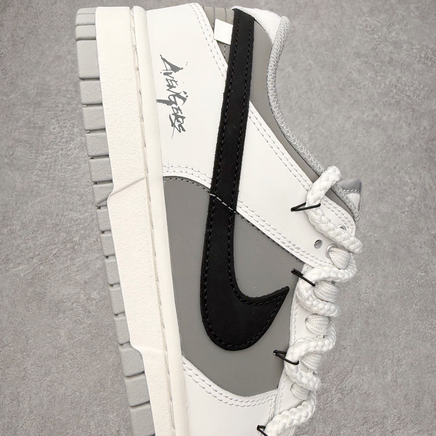 图片[6]-＃YC纯原 NK Dunk Low 白玉京 WG0510-061 此款以宋瓷天青为引，灰调自鞋面如墨入水，晕出远山空濙的意境。低饱和白宛若白玉京中琉璃界，清冷里藏着温润，如羊脂玉经年养出的光。鞋侧Swoosh似宣纸染墨，由深至浅，是山水画中那一笔留白。身动如风，心静如玉，烟云深处见天际仙阙。定制系列天花板 无原鞋不开发 全系列得物原鞋一比一校对开发 配色持续更新中 终端对接 优势输出 全套原厂楦头原纸板数据档案倾力打造 原汁原味莞产 极致还原 圈内最强针车工艺 高端零售指定版 广东原厂配套原盒原标 鞋盒分三个尺码段 原厂冲刀 超高清洁度 全鞋零毛边皮料切割 采用原厂百宏鞋带以及原厂百宏织唛舌标 内标可供原厂几率过验 进口原装条纹中底布 四线拉帮白色点胶 原厂拉帮手法遵循公司 原厂电绣 极致还原 SIZE 40 40.5 41 42 42.5 43 44 44.5 45 46-选品中心