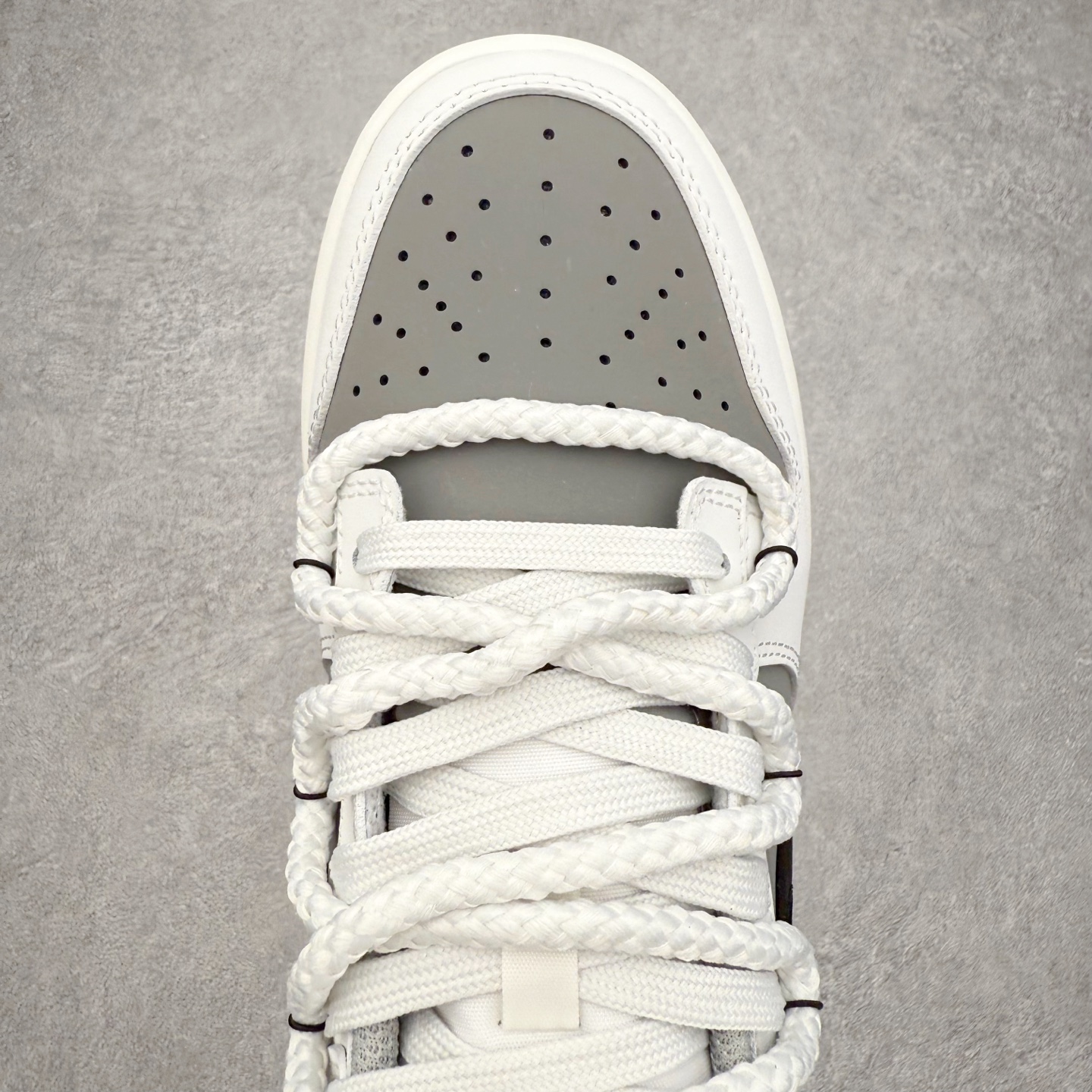 图片[4]-＃YC纯原 NK Dunk Low 白玉京 WG0510-061 此款以宋瓷天青为引，灰调自鞋面如墨入水，晕出远山空濙的意境。低饱和白宛若白玉京中琉璃界，清冷里藏着温润，如羊脂玉经年养出的光。鞋侧Swoosh似宣纸染墨，由深至浅，是山水画中那一笔留白。身动如风，心静如玉，烟云深处见天际仙阙。定制系列天花板 无原鞋不开发 全系列得物原鞋一比一校对开发 配色持续更新中 终端对接 优势输出 全套原厂楦头原纸板数据档案倾力打造 原汁原味莞产 极致还原 圈内最强针车工艺 高端零售指定版 广东原厂配套原盒原标 鞋盒分三个尺码段 原厂冲刀 超高清洁度 全鞋零毛边皮料切割 采用原厂百宏鞋带以及原厂百宏织唛舌标 内标可供原厂几率过验 进口原装条纹中底布 四线拉帮白色点胶 原厂拉帮手法遵循公司 原厂电绣 极致还原 SIZE 40 40.5 41 42 42.5 43 44 44.5 45 46-选品中心