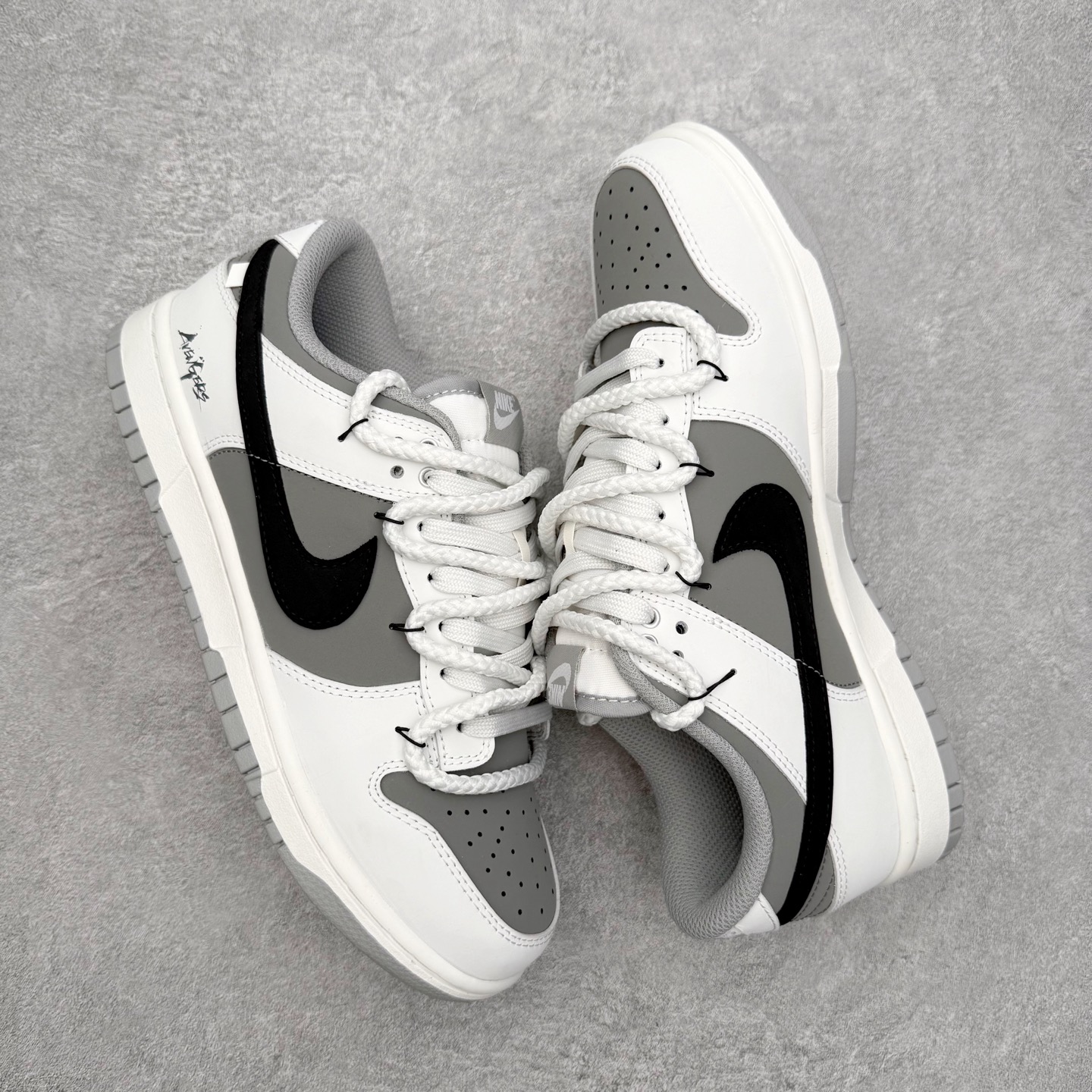 图片[3]-＃YC纯原 NK Dunk Low 白玉京 WG0510-061 此款以宋瓷天青为引，灰调自鞋面如墨入水，晕出远山空濙的意境。低饱和白宛若白玉京中琉璃界，清冷里藏着温润，如羊脂玉经年养出的光。鞋侧Swoosh似宣纸染墨，由深至浅，是山水画中那一笔留白。身动如风，心静如玉，烟云深处见天际仙阙。定制系列天花板 无原鞋不开发 全系列得物原鞋一比一校对开发 配色持续更新中 终端对接 优势输出 全套原厂楦头原纸板数据档案倾力打造 原汁原味莞产 极致还原 圈内最强针车工艺 高端零售指定版 广东原厂配套原盒原标 鞋盒分三个尺码段 原厂冲刀 超高清洁度 全鞋零毛边皮料切割 采用原厂百宏鞋带以及原厂百宏织唛舌标 内标可供原厂几率过验 进口原装条纹中底布 四线拉帮白色点胶 原厂拉帮手法遵循公司 原厂电绣 极致还原 SIZE 40 40.5 41 42 42.5 43 44 44.5 45 46-选品中心