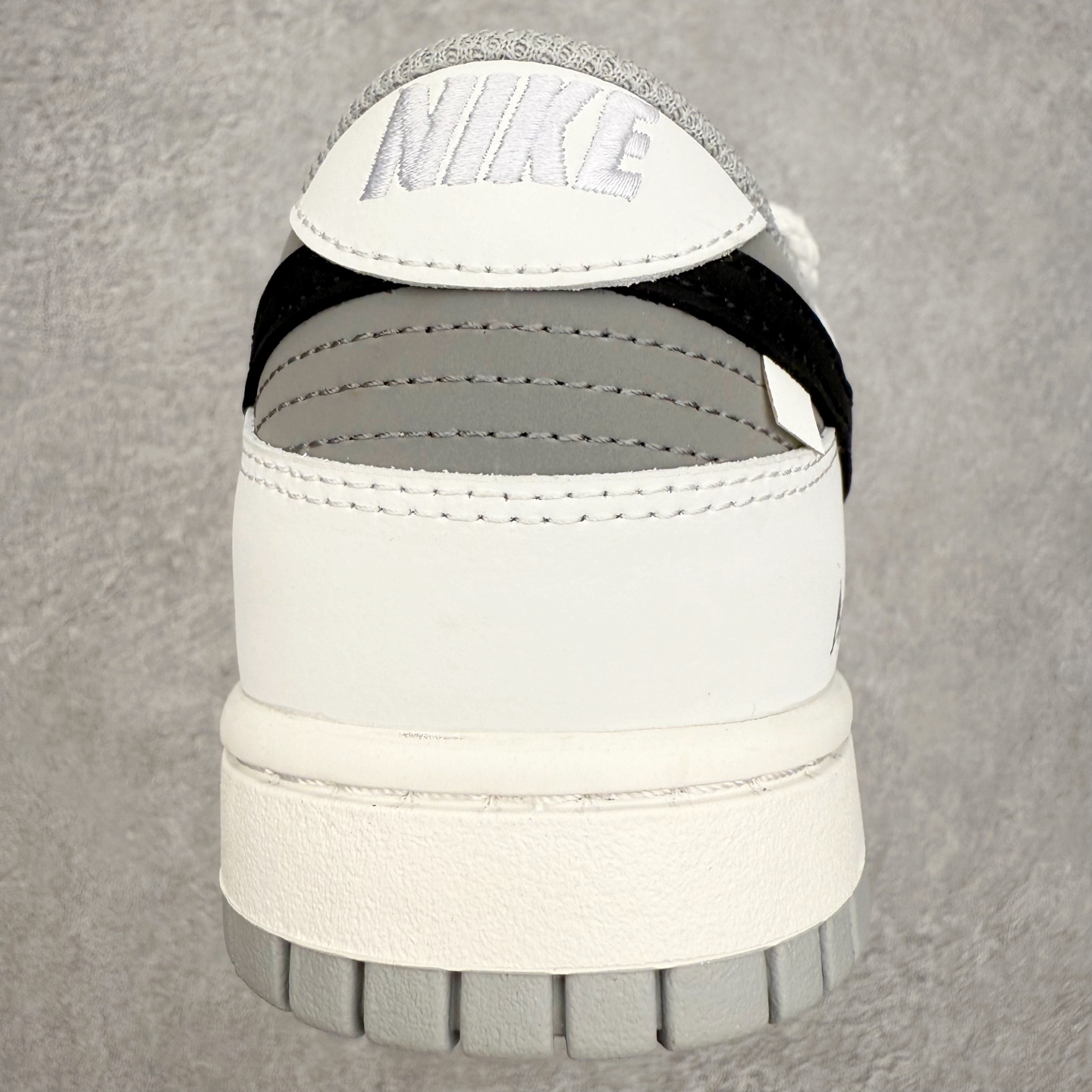 图片[8]-＃YC纯原 NK Dunk Low 白玉京 WG0510-061 此款以宋瓷天青为引，灰调自鞋面如墨入水，晕出远山空濙的意境。低饱和白宛若白玉京中琉璃界，清冷里藏着温润，如羊脂玉经年养出的光。鞋侧Swoosh似宣纸染墨，由深至浅，是山水画中那一笔留白。身动如风，心静如玉，烟云深处见天际仙阙。定制系列天花板 无原鞋不开发 全系列得物原鞋一比一校对开发 配色持续更新中 终端对接 优势输出 全套原厂楦头原纸板数据档案倾力打造 原汁原味莞产 极致还原 圈内最强针车工艺 高端零售指定版 广东原厂配套原盒原标 鞋盒分三个尺码段 原厂冲刀 超高清洁度 全鞋零毛边皮料切割 采用原厂百宏鞋带以及原厂百宏织唛舌标 内标可供原厂几率过验 进口原装条纹中底布 四线拉帮白色点胶 原厂拉帮手法遵循公司 原厂电绣 极致还原 SIZE 40 40.5 41 42 42.5 43 44 44.5 45 46-选品中心