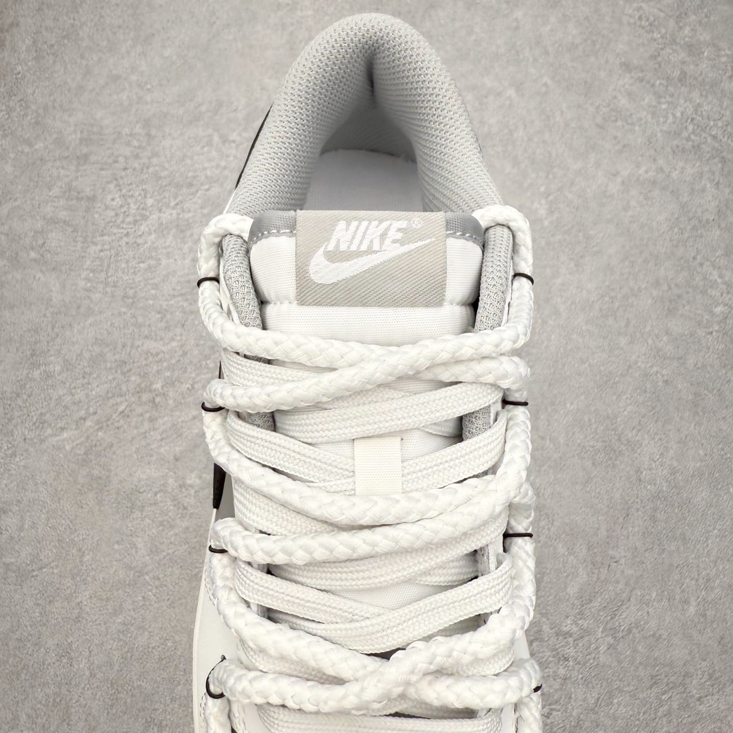 图片[5]-＃YC纯原 NK Dunk Low 白玉京 WG0510-061 此款以宋瓷天青为引，灰调自鞋面如墨入水，晕出远山空濙的意境。低饱和白宛若白玉京中琉璃界，清冷里藏着温润，如羊脂玉经年养出的光。鞋侧Swoosh似宣纸染墨，由深至浅，是山水画中那一笔留白。身动如风，心静如玉，烟云深处见天际仙阙。定制系列天花板 无原鞋不开发 全系列得物原鞋一比一校对开发 配色持续更新中 终端对接 优势输出 全套原厂楦头原纸板数据档案倾力打造 原汁原味莞产 极致还原 圈内最强针车工艺 高端零售指定版 广东原厂配套原盒原标 鞋盒分三个尺码段 原厂冲刀 超高清洁度 全鞋零毛边皮料切割 采用原厂百宏鞋带以及原厂百宏织唛舌标 内标可供原厂几率过验 进口原装条纹中底布 四线拉帮白色点胶 原厂拉帮手法遵循公司 原厂电绣 极致还原 SIZE 40 40.5 41 42 42.5 43 44 44.5 45 46-选品中心