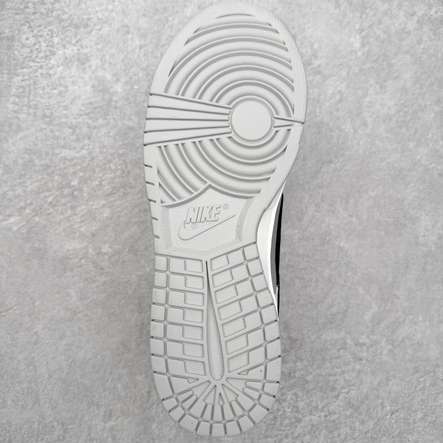 图片[9]-＃YC纯原 NK Dunk Low 白玉京 WG0510-061 此款以宋瓷天青为引，灰调自鞋面如墨入水，晕出远山空濙的意境。低饱和白宛若白玉京中琉璃界，清冷里藏着温润，如羊脂玉经年养出的光。鞋侧Swoosh似宣纸染墨，由深至浅，是山水画中那一笔留白。身动如风，心静如玉，烟云深处见天际仙阙。定制系列天花板 无原鞋不开发 全系列得物原鞋一比一校对开发 配色持续更新中 终端对接 优势输出 全套原厂楦头原纸板数据档案倾力打造 原汁原味莞产 极致还原 圈内最强针车工艺 高端零售指定版 广东原厂配套原盒原标 鞋盒分三个尺码段 原厂冲刀 超高清洁度 全鞋零毛边皮料切割 采用原厂百宏鞋带以及原厂百宏织唛舌标 内标可供原厂几率过验 进口原装条纹中底布 四线拉帮白色点胶 原厂拉帮手法遵循公司 原厂电绣 极致还原 SIZE 40 40.5 41 42 42.5 43 44 44.5 45 46-选品中心