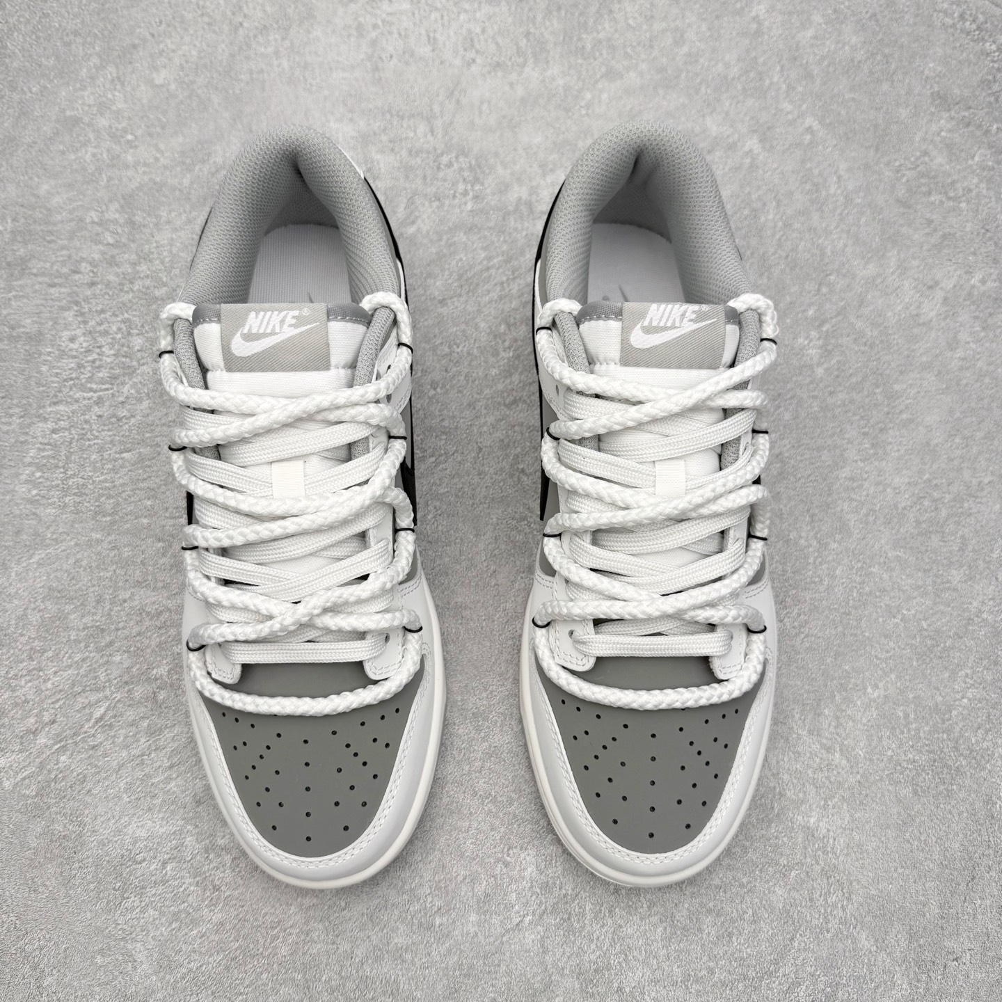 图片[2]-＃YC纯原 NK Dunk Low 白玉京 WG0510-061 此款以宋瓷天青为引，灰调自鞋面如墨入水，晕出远山空濙的意境。低饱和白宛若白玉京中琉璃界，清冷里藏着温润，如羊脂玉经年养出的光。鞋侧Swoosh似宣纸染墨，由深至浅，是山水画中那一笔留白。身动如风，心静如玉，烟云深处见天际仙阙。定制系列天花板 无原鞋不开发 全系列得物原鞋一比一校对开发 配色持续更新中 终端对接 优势输出 全套原厂楦头原纸板数据档案倾力打造 原汁原味莞产 极致还原 圈内最强针车工艺 高端零售指定版 广东原厂配套原盒原标 鞋盒分三个尺码段 原厂冲刀 超高清洁度 全鞋零毛边皮料切割 采用原厂百宏鞋带以及原厂百宏织唛舌标 内标可供原厂几率过验 进口原装条纹中底布 四线拉帮白色点胶 原厂拉帮手法遵循公司 原厂电绣 极致还原 SIZE 40 40.5 41 42 42.5 43 44 44.5 45 46-选品中心