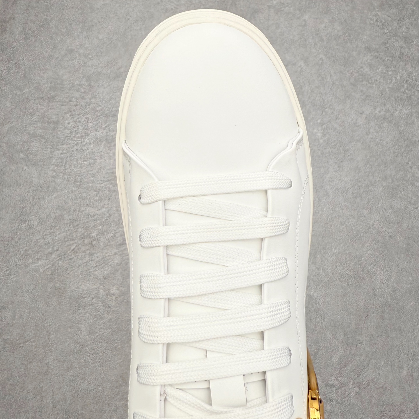 图片[4]-＃FS Louis Vuitton 路易威登 lv Time Out 低帮时尚运动板鞋 为舒软小牛皮革压印金属质感 Monogram 图案 再令 Louis 和vuitton 装饰点缀鞋带 与卢勒克斯金属线共同 释放莹泽光芒 搭配后部 Monogram帆布饰边和加厚胎面橡胶外底 鞋面胎牛皮和进口PVC制裁而成 高密度进口电脑车线工艺、经典LOGO跟PVC完美结合 原版大底开模 内里采用进口羊皮 超软皮内里+鞋垫 最新LV/路易威登 杨幂 关晓彤 官方等多明星网红同款 快手抖音等多平台热推 尺码：35 36 37 38 39 40 41 42 43 44-选品中心