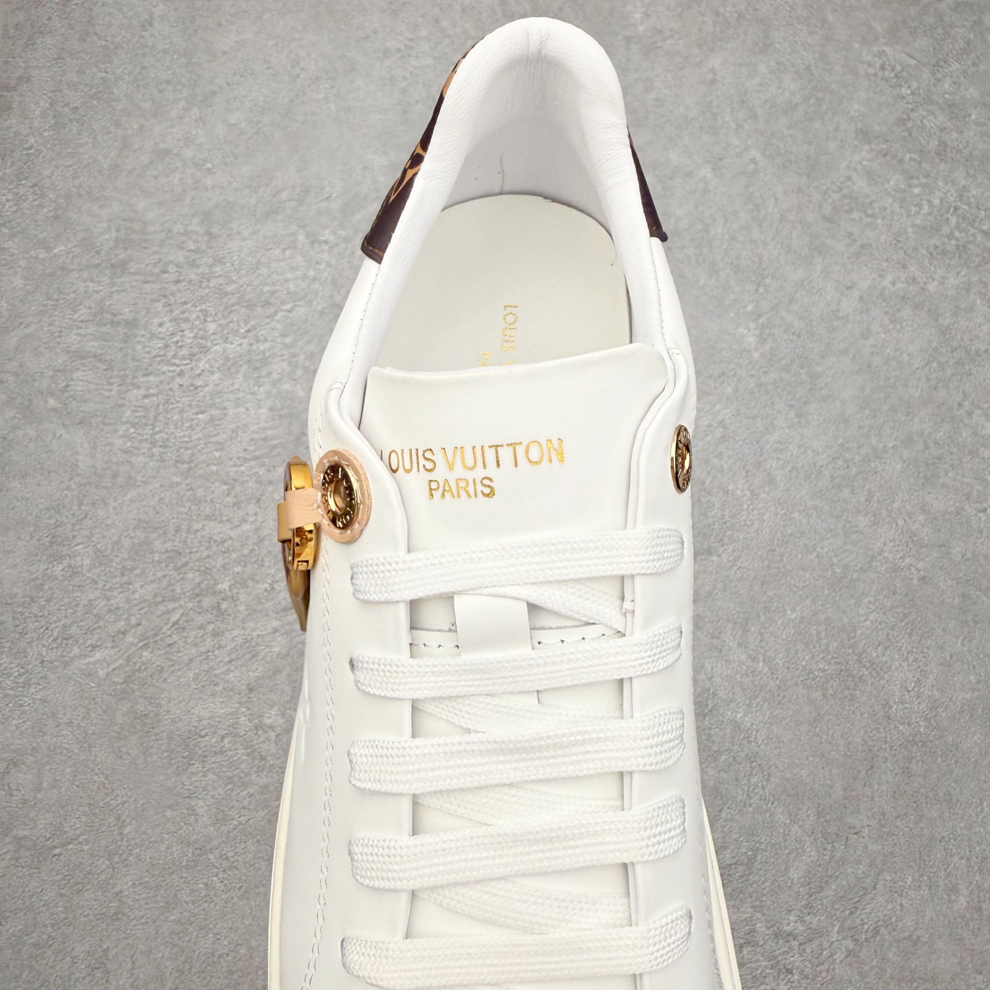 图片[5]-＃FS Louis Vuitton 路易威登 lv Time Out 低帮时尚运动板鞋 为舒软小牛皮革压印金属质感 Monogram 图案 再令 Louis 和vuitton 装饰点缀鞋带 与卢勒克斯金属线共同 释放莹泽光芒 搭配后部 Monogram帆布饰边和加厚胎面橡胶外底 鞋面胎牛皮和进口PVC制裁而成 高密度进口电脑车线工艺、经典LOGO跟PVC完美结合 原版大底开模 内里采用进口羊皮 超软皮内里+鞋垫 最新LV/路易威登 杨幂 关晓彤 官方等多明星网红同款 快手抖音等多平台热推 尺码：35 36 37 38 39 40 41 42 43 44-选品中心