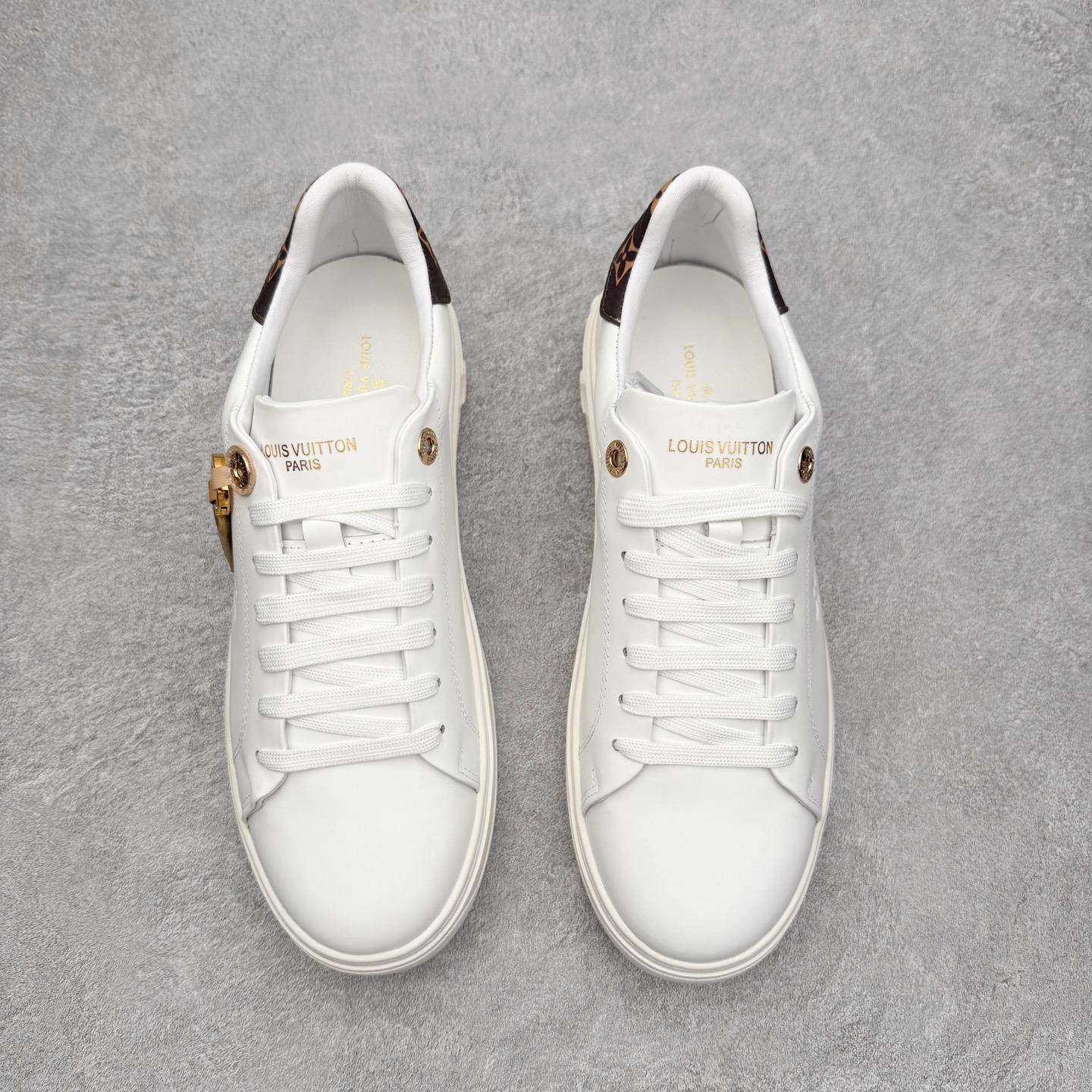 图片[2]-＃FS Louis Vuitton 路易威登 lv Time Out 低帮时尚运动板鞋 为舒软小牛皮革压印金属质感 Monogram 图案 再令 Louis 和vuitton 装饰点缀鞋带 与卢勒克斯金属线共同 释放莹泽光芒 搭配后部 Monogram帆布饰边和加厚胎面橡胶外底 鞋面胎牛皮和进口PVC制裁而成 高密度进口电脑车线工艺、经典LOGO跟PVC完美结合 原版大底开模 内里采用进口羊皮 超软皮内里+鞋垫 最新LV/路易威登 杨幂 关晓彤 官方等多明星网红同款 快手抖音等多平台热推 尺码：35 36 37 38 39 40 41 42 43 44-选品中心