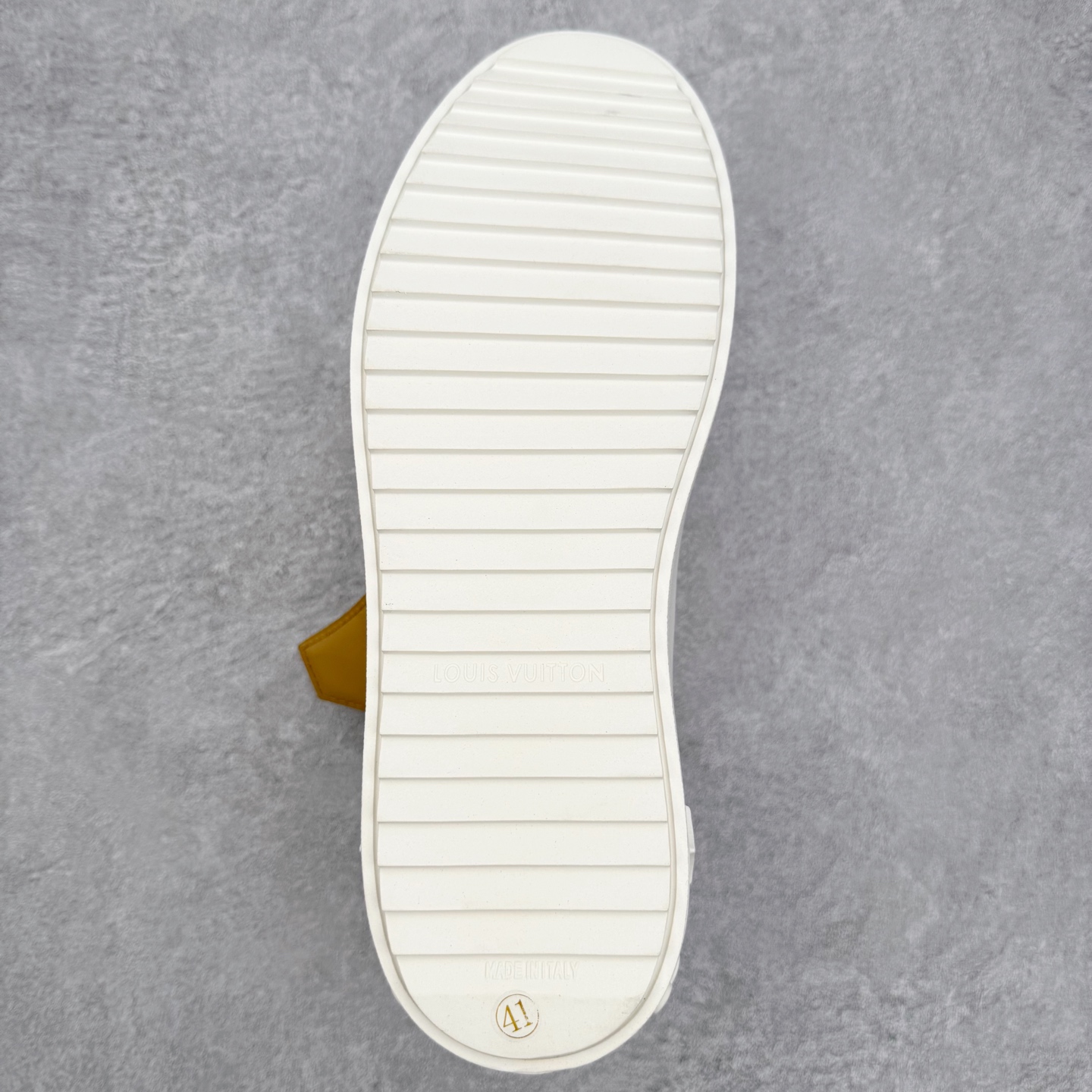 图片[9]-＃FS Louis Vuitton 路易威登 lv Time Out 低帮时尚运动板鞋 为舒软小牛皮革压印金属质感 Monogram 图案 再令 Louis 和vuitton 装饰点缀鞋带 与卢勒克斯金属线共同 释放莹泽光芒 搭配后部 Monogram帆布饰边和加厚胎面橡胶外底 鞋面胎牛皮和进口PVC制裁而成 高密度进口电脑车线工艺、经典LOGO跟PVC完美结合 原版大底开模 内里采用进口羊皮 超软皮内里+鞋垫 最新LV/路易威登 杨幂 关晓彤 官方等多明星网红同款 快手抖音等多平台热推 尺码：35 36 37 38 39 40 41 42 43 44-选品中心