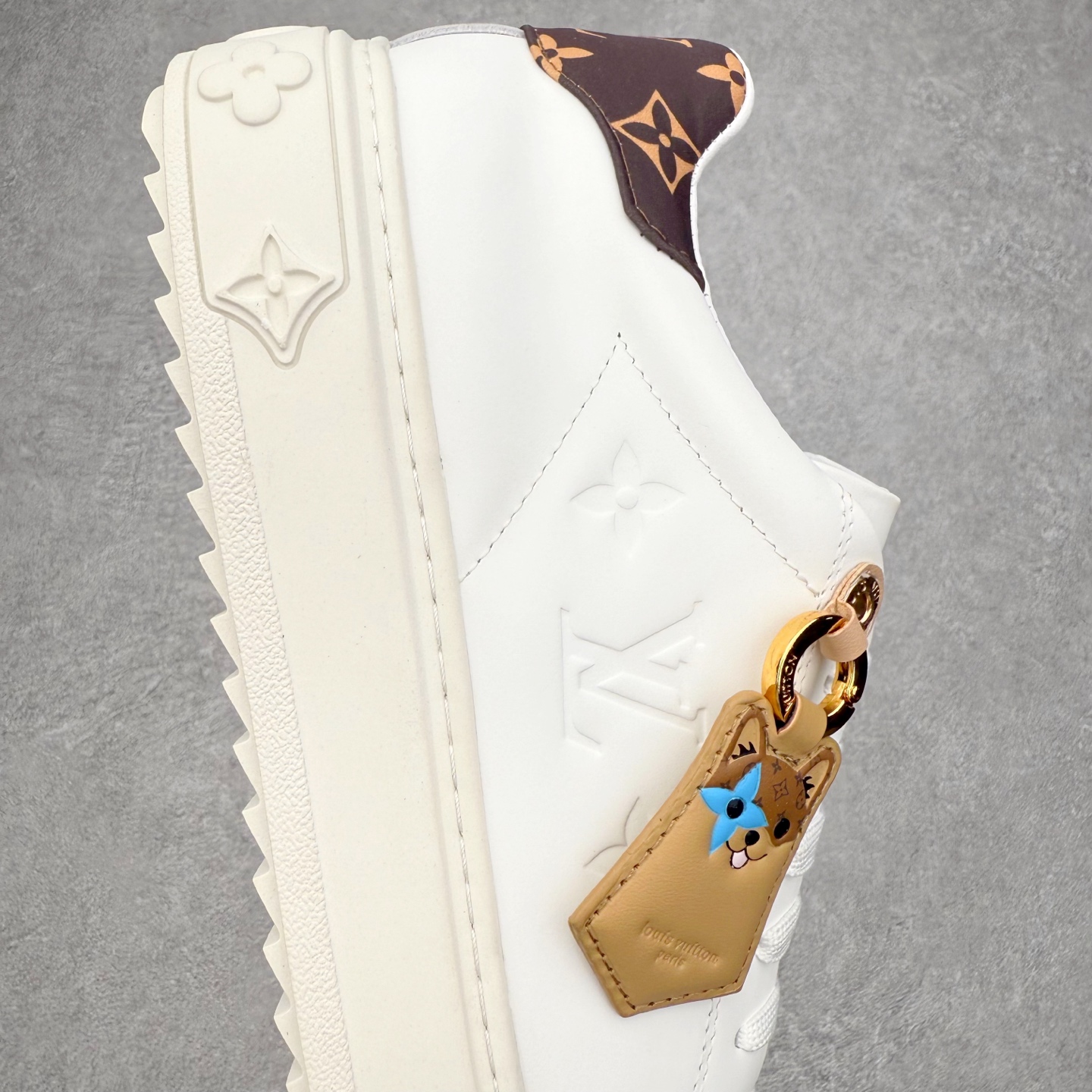 图片[6]-＃FS Louis Vuitton 路易威登 lv Time Out 低帮时尚运动板鞋 为舒软小牛皮革压印金属质感 Monogram 图案 再令 Louis 和vuitton 装饰点缀鞋带 与卢勒克斯金属线共同 释放莹泽光芒 搭配后部 Monogram帆布饰边和加厚胎面橡胶外底 鞋面胎牛皮和进口PVC制裁而成 高密度进口电脑车线工艺、经典LOGO跟PVC完美结合 原版大底开模 内里采用进口羊皮 超软皮内里+鞋垫 最新LV/路易威登 杨幂 关晓彤 官方等多明星网红同款 快手抖音等多平台热推 尺码：35 36 37 38 39 40 41 42 43 44-选品中心