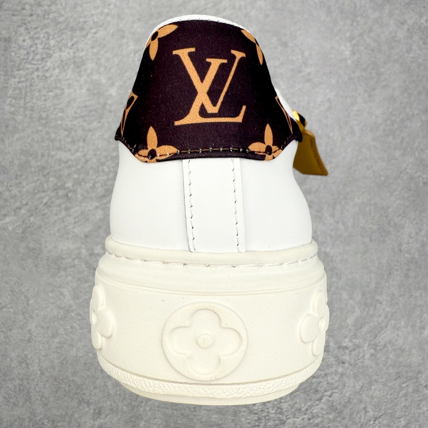 图片[8]-＃FS Louis Vuitton 路易威登 lv Time Out 低帮时尚运动板鞋 为舒软小牛皮革压印金属质感 Monogram 图案 再令 Louis 和vuitton 装饰点缀鞋带 与卢勒克斯金属线共同 释放莹泽光芒 搭配后部 Monogram帆布饰边和加厚胎面橡胶外底 鞋面胎牛皮和进口PVC制裁而成 高密度进口电脑车线工艺、经典LOGO跟PVC完美结合 原版大底开模 内里采用进口羊皮 超软皮内里+鞋垫 最新LV/路易威登 杨幂 关晓彤 官方等多明星网红同款 快手抖音等多平台热推 尺码：35 36 37 38 39 40 41 42 43 44-选品中心