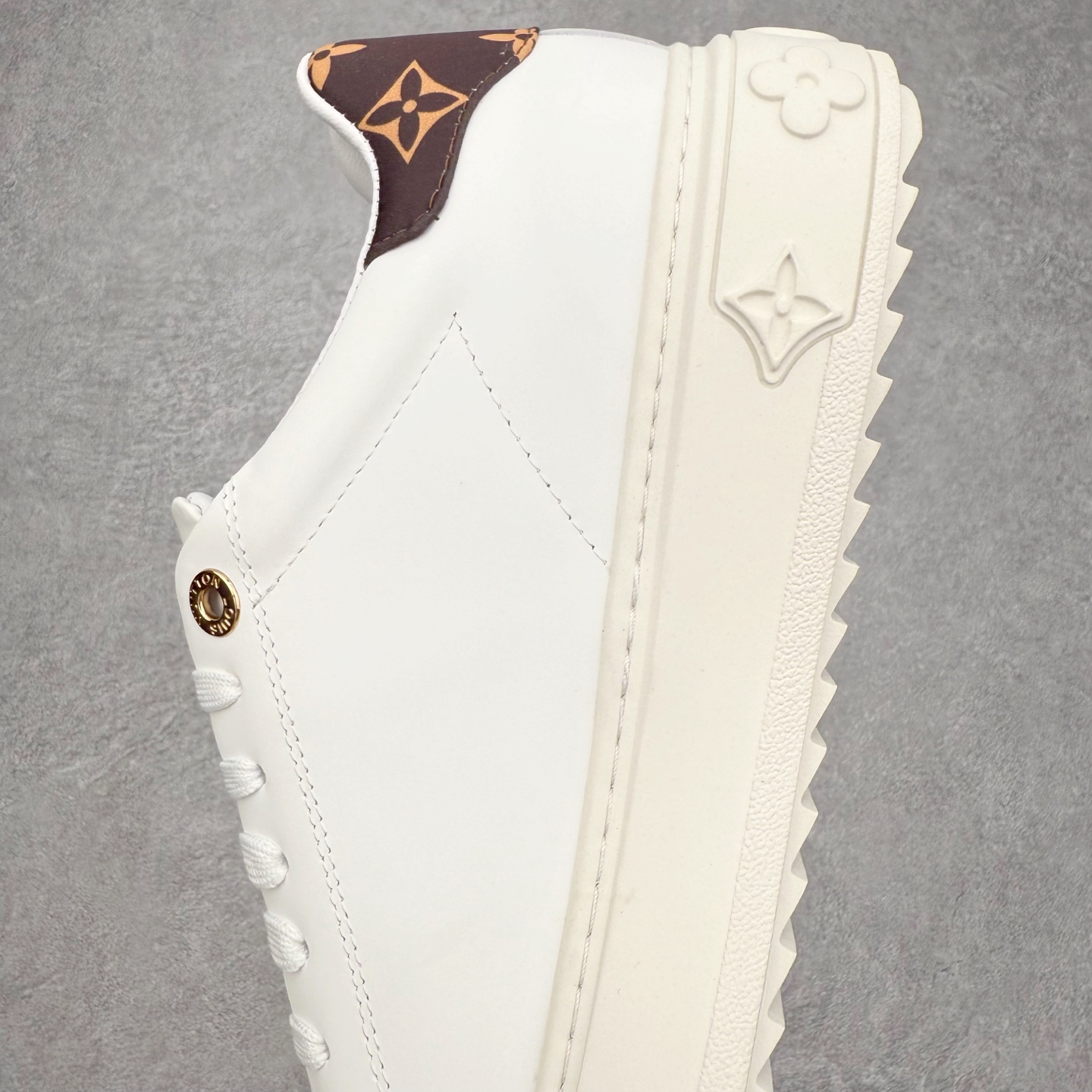 图片[7]-＃FS Louis Vuitton 路易威登 lv Time Out 低帮时尚运动板鞋 为舒软小牛皮革压印金属质感 Monogram 图案 再令 Louis 和vuitton 装饰点缀鞋带 与卢勒克斯金属线共同 释放莹泽光芒 搭配后部 Monogram帆布饰边和加厚胎面橡胶外底 鞋面胎牛皮和进口PVC制裁而成 高密度进口电脑车线工艺、经典LOGO跟PVC完美结合 原版大底开模 内里采用进口羊皮 超软皮内里+鞋垫 最新LV/路易威登 杨幂 关晓彤 官方等多明星网红同款 快手抖音等多平台热推 尺码：35 36 37 38 39 40 41 42 43 44-选品中心