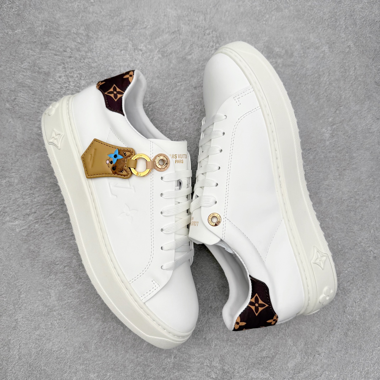 图片[3]-＃FS Louis Vuitton 路易威登 lv Time Out 低帮时尚运动板鞋 为舒软小牛皮革压印金属质感 Monogram 图案 再令 Louis 和vuitton 装饰点缀鞋带 与卢勒克斯金属线共同 释放莹泽光芒 搭配后部 Monogram帆布饰边和加厚胎面橡胶外底 鞋面胎牛皮和进口PVC制裁而成 高密度进口电脑车线工艺、经典LOGO跟PVC完美结合 原版大底开模 内里采用进口羊皮 超软皮内里+鞋垫 最新LV/路易威登 杨幂 关晓彤 官方等多明星网红同款 快手抖音等多平台热推 尺码：35 36 37 38 39 40 41 42 43 44-选品中心