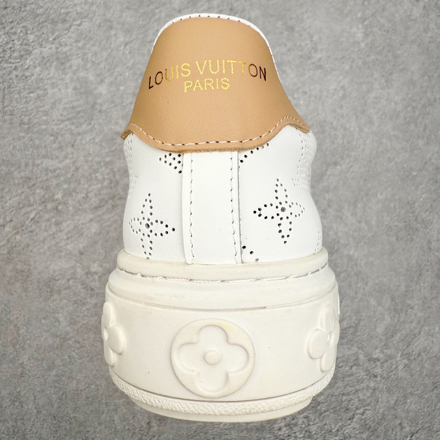 图片[8]-＃FS Louis Vuitton 路易威登 lv Time Out 低帮时尚运动板鞋 为舒软小牛皮革压印金属质感 Monogram 图案 再令 Louis 和vuitton 装饰点缀鞋带 与卢勒克斯金属线共同 释放莹泽光芒 搭配后部 Monogram帆布饰边和加厚胎面橡胶外底 鞋面胎牛皮和进口PVC制裁而成 高密度进口电脑车线工艺、经典LOGO跟PVC完美结合 原版大底开模 内里采用进口羊皮 超软皮内里+鞋垫 最新LV/路易威登 杨幂 关晓彤 官方等多明星网红同款 快手抖音等多平台热推 尺码：35 36 37 38 39 40 41 42 43 44-选品中心