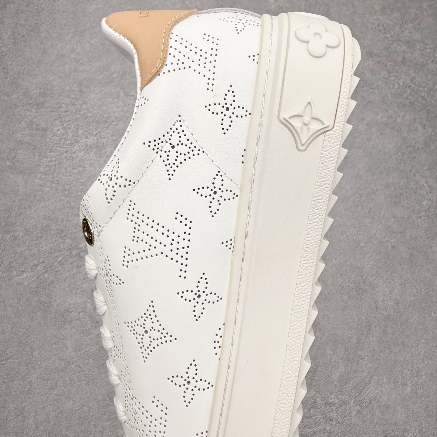 图片[7]-＃FS Louis Vuitton 路易威登 lv Time Out 低帮时尚运动板鞋 为舒软小牛皮革压印金属质感 Monogram 图案 再令 Louis 和vuitton 装饰点缀鞋带 与卢勒克斯金属线共同 释放莹泽光芒 搭配后部 Monogram帆布饰边和加厚胎面橡胶外底 鞋面胎牛皮和进口PVC制裁而成 高密度进口电脑车线工艺、经典LOGO跟PVC完美结合 原版大底开模 内里采用进口羊皮 超软皮内里+鞋垫 最新LV/路易威登 杨幂 关晓彤 官方等多明星网红同款 快手抖音等多平台热推 尺码：35 36 37 38 39 40 41 42 43 44-选品中心