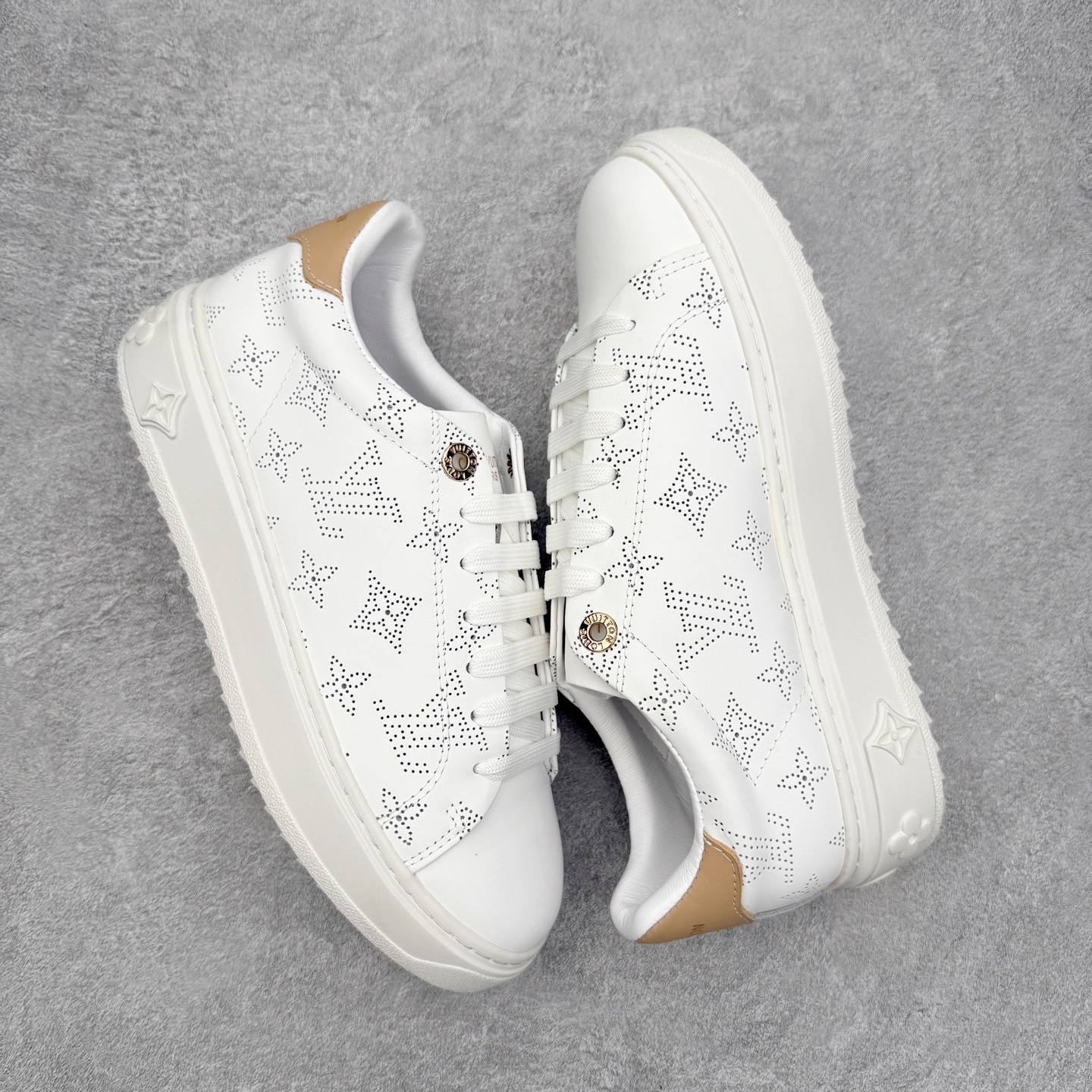 图片[3]-＃FS Louis Vuitton 路易威登 lv Time Out 低帮时尚运动板鞋 为舒软小牛皮革压印金属质感 Monogram 图案 再令 Louis 和vuitton 装饰点缀鞋带 与卢勒克斯金属线共同 释放莹泽光芒 搭配后部 Monogram帆布饰边和加厚胎面橡胶外底 鞋面胎牛皮和进口PVC制裁而成 高密度进口电脑车线工艺、经典LOGO跟PVC完美结合 原版大底开模 内里采用进口羊皮 超软皮内里+鞋垫 最新LV/路易威登 杨幂 关晓彤 官方等多明星网红同款 快手抖音等多平台热推 尺码：35 36 37 38 39 40 41 42 43 44-选品中心