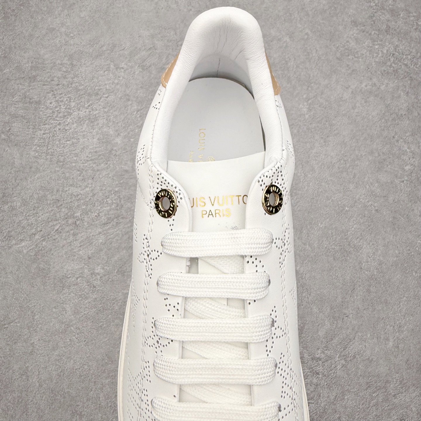 图片[5]-＃FS Louis Vuitton 路易威登 lv Time Out 低帮时尚运动板鞋 为舒软小牛皮革压印金属质感 Monogram 图案 再令 Louis 和vuitton 装饰点缀鞋带 与卢勒克斯金属线共同 释放莹泽光芒 搭配后部 Monogram帆布饰边和加厚胎面橡胶外底 鞋面胎牛皮和进口PVC制裁而成 高密度进口电脑车线工艺、经典LOGO跟PVC完美结合 原版大底开模 内里采用进口羊皮 超软皮内里+鞋垫 最新LV/路易威登 杨幂 关晓彤 官方等多明星网红同款 快手抖音等多平台热推 尺码：35 36 37 38 39 40 41 42 43 44-选品中心