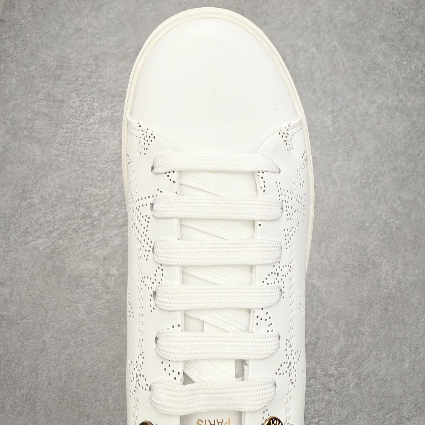 图片[4]-＃FS Louis Vuitton 路易威登 lv Time Out 低帮时尚运动板鞋 为舒软小牛皮革压印金属质感 Monogram 图案 再令 Louis 和vuitton 装饰点缀鞋带 与卢勒克斯金属线共同 释放莹泽光芒 搭配后部 Monogram帆布饰边和加厚胎面橡胶外底 鞋面胎牛皮和进口PVC制裁而成 高密度进口电脑车线工艺、经典LOGO跟PVC完美结合 原版大底开模 内里采用进口羊皮 超软皮内里+鞋垫 最新LV/路易威登 杨幂 关晓彤 官方等多明星网红同款 快手抖音等多平台热推 尺码：35 36 37 38 39 40 41 42 43 44-选品中心