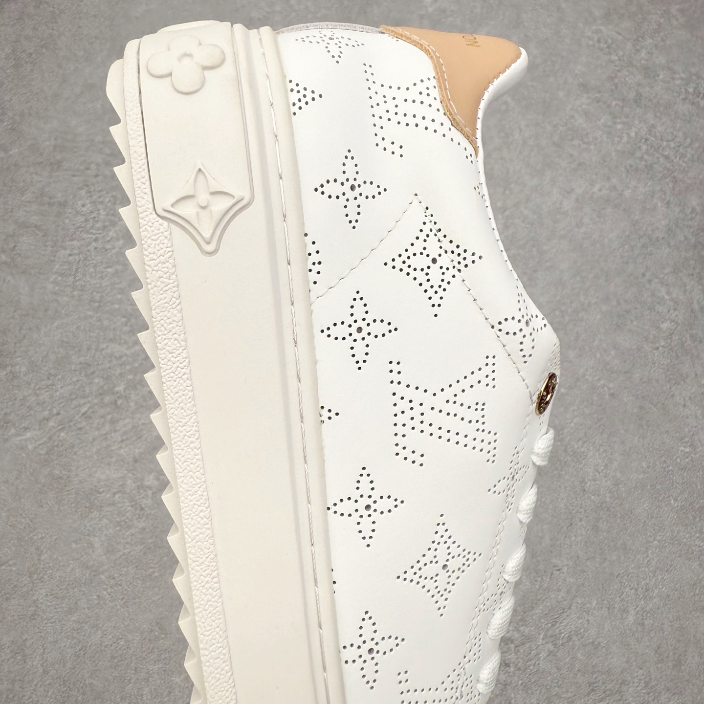 图片[6]-＃FS Louis Vuitton 路易威登 lv Time Out 低帮时尚运动板鞋 为舒软小牛皮革压印金属质感 Monogram 图案 再令 Louis 和vuitton 装饰点缀鞋带 与卢勒克斯金属线共同 释放莹泽光芒 搭配后部 Monogram帆布饰边和加厚胎面橡胶外底 鞋面胎牛皮和进口PVC制裁而成 高密度进口电脑车线工艺、经典LOGO跟PVC完美结合 原版大底开模 内里采用进口羊皮 超软皮内里+鞋垫 最新LV/路易威登 杨幂 关晓彤 官方等多明星网红同款 快手抖音等多平台热推 尺码：35 36 37 38 39 40 41 42 43 44-选品中心