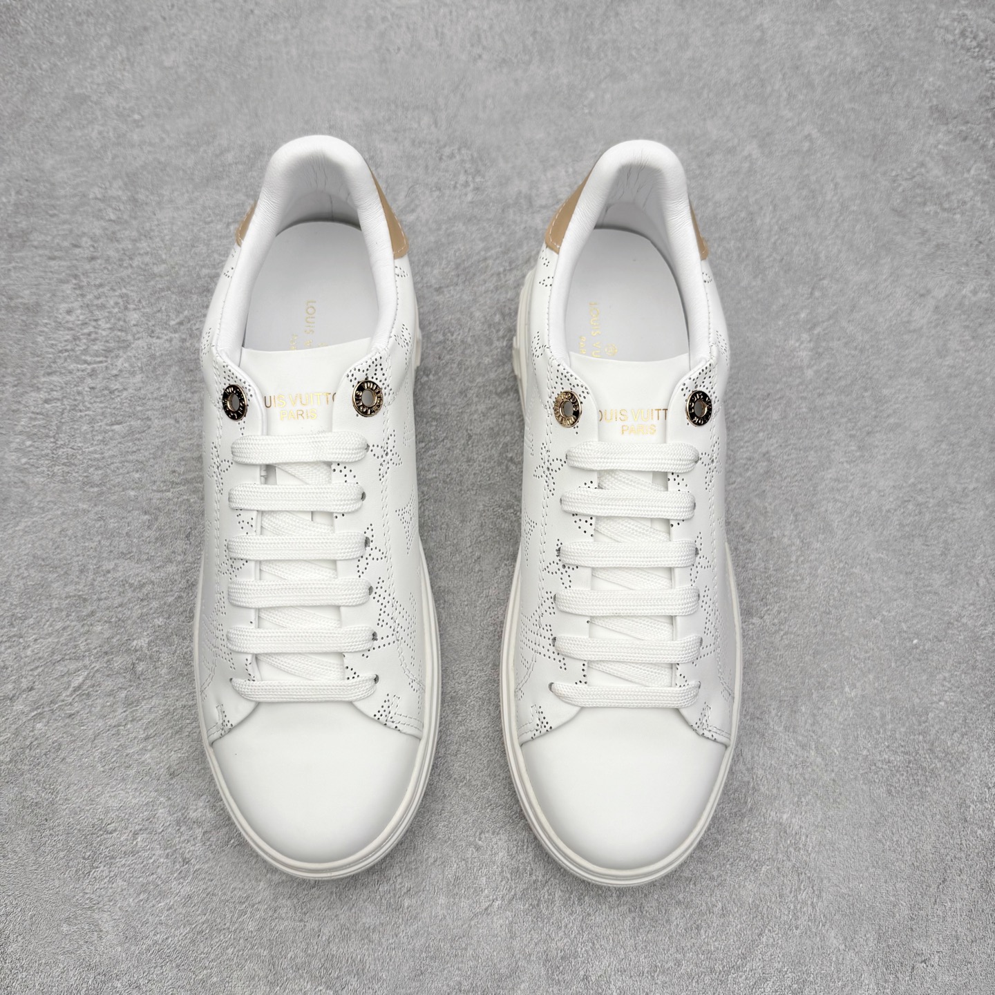 图片[2]-＃FS Louis Vuitton 路易威登 lv Time Out 低帮时尚运动板鞋 为舒软小牛皮革压印金属质感 Monogram 图案 再令 Louis 和vuitton 装饰点缀鞋带 与卢勒克斯金属线共同 释放莹泽光芒 搭配后部 Monogram帆布饰边和加厚胎面橡胶外底 鞋面胎牛皮和进口PVC制裁而成 高密度进口电脑车线工艺、经典LOGO跟PVC完美结合 原版大底开模 内里采用进口羊皮 超软皮内里+鞋垫 最新LV/路易威登 杨幂 关晓彤 官方等多明星网红同款 快手抖音等多平台热推 尺码：35 36 37 38 39 40 41 42 43 44-选品中心