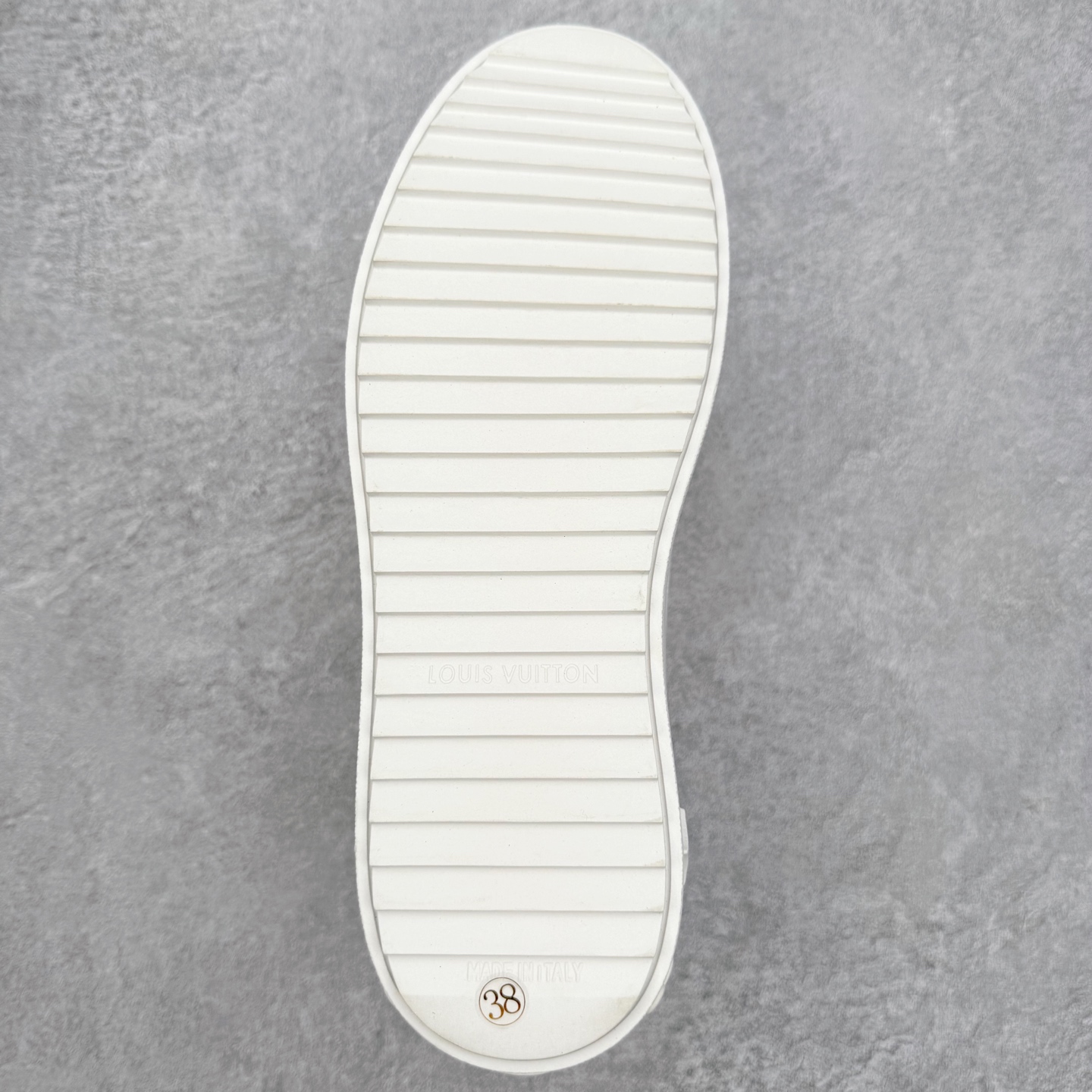 图片[9]-＃FS Louis Vuitton 路易威登 lv Time Out 低帮时尚运动板鞋 为舒软小牛皮革压印金属质感 Monogram 图案 再令 Louis 和vuitton 装饰点缀鞋带 与卢勒克斯金属线共同 释放莹泽光芒 搭配后部 Monogram帆布饰边和加厚胎面橡胶外底 鞋面胎牛皮和进口PVC制裁而成 高密度进口电脑车线工艺、经典LOGO跟PVC完美结合 原版大底开模 内里采用进口羊皮 超软皮内里+鞋垫 最新LV/路易威登 杨幂 关晓彤 官方等多明星网红同款 快手抖音等多平台热推 尺码：35 36 37 38 39 40 41 42 43 44-选品中心