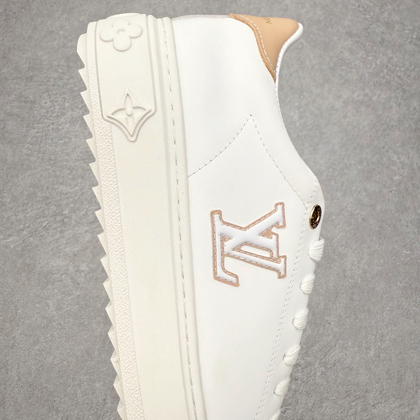 图片[6]-＃FS Louis Vuitton 路易威登 lv Time Out 低帮时尚运动板鞋 为舒软小牛皮革压印金属质感 Monogram 图案 再令 Louis 和vuitton 装饰点缀鞋带 与卢勒克斯金属线共同 释放莹泽光芒 搭配后部 Monogram帆布饰边和加厚胎面橡胶外底 鞋面胎牛皮和进口PVC制裁而成 高密度进口电脑车线工艺、经典LOGO跟PVC完美结合 原版大底开模 内里采用进口羊皮 超软皮内里+鞋垫 最新LV/路易威登 杨幂 关晓彤 官方等多明星网红同款 快手抖音等多平台热推 尺码：35 36 37 38 39 40 41 42 43 44-选品中心