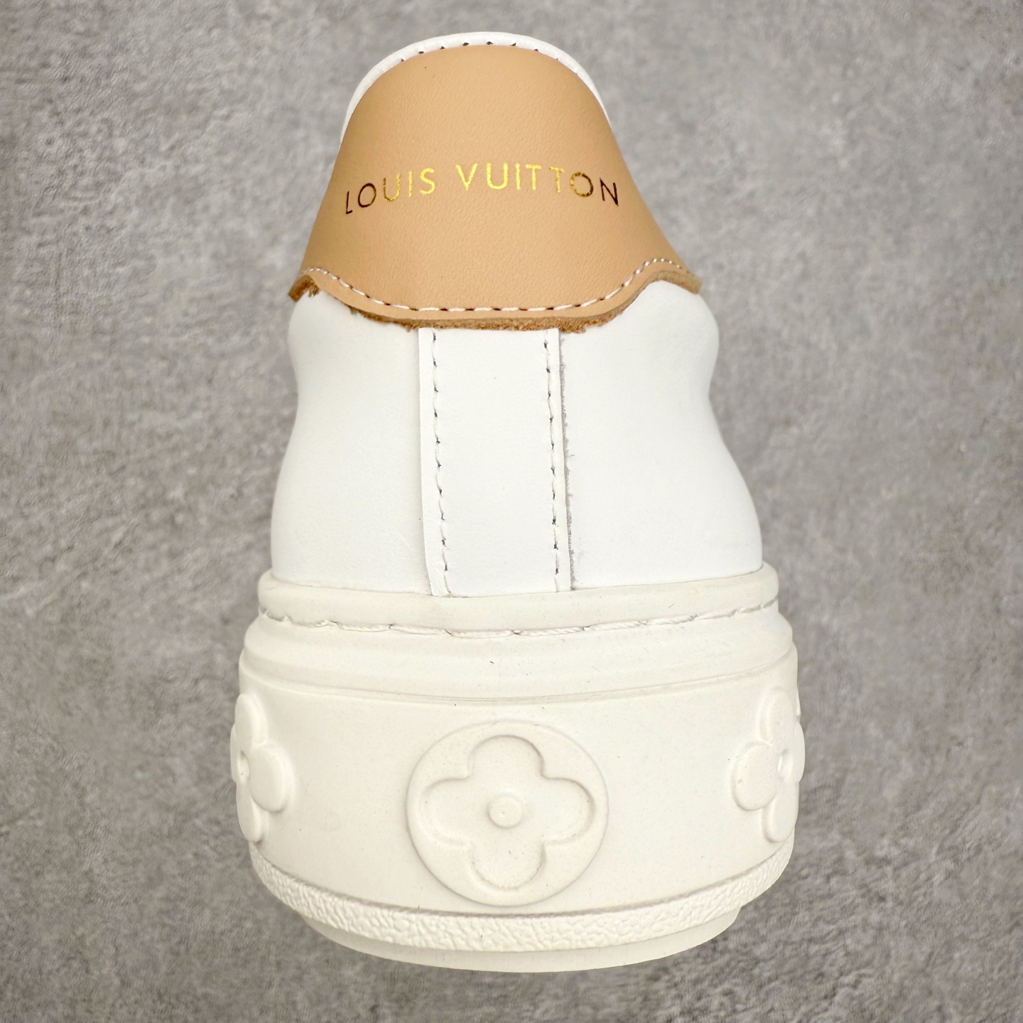 图片[8]-＃FS Louis Vuitton 路易威登 lv Time Out 低帮时尚运动板鞋 为舒软小牛皮革压印金属质感 Monogram 图案 再令 Louis 和vuitton 装饰点缀鞋带 与卢勒克斯金属线共同 释放莹泽光芒 搭配后部 Monogram帆布饰边和加厚胎面橡胶外底 鞋面胎牛皮和进口PVC制裁而成 高密度进口电脑车线工艺、经典LOGO跟PVC完美结合 原版大底开模 内里采用进口羊皮 超软皮内里+鞋垫 最新LV/路易威登 杨幂 关晓彤 官方等多明星网红同款 快手抖音等多平台热推 尺码：35 36 37 38 39 40 41 42 43 44-选品中心