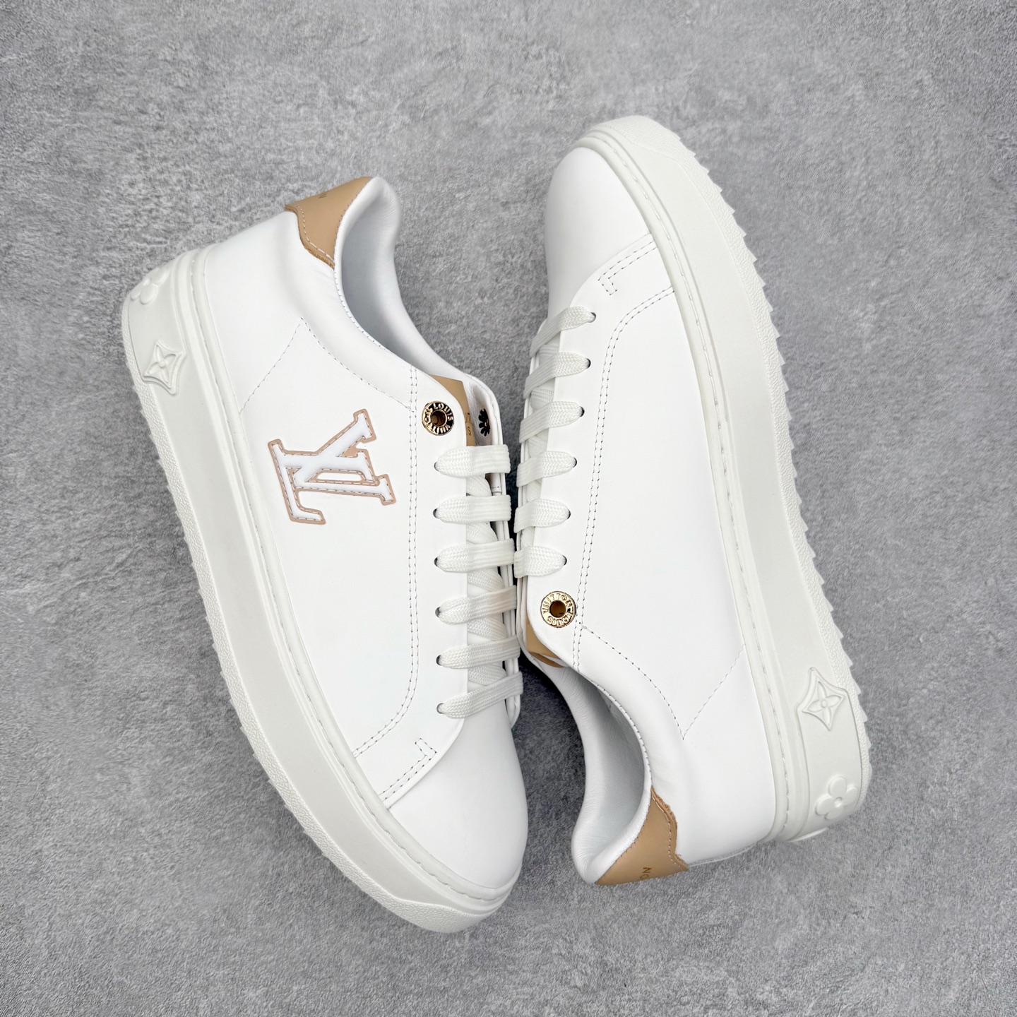 图片[3]-＃FS Louis Vuitton 路易威登 lv Time Out 低帮时尚运动板鞋 为舒软小牛皮革压印金属质感 Monogram 图案 再令 Louis 和vuitton 装饰点缀鞋带 与卢勒克斯金属线共同 释放莹泽光芒 搭配后部 Monogram帆布饰边和加厚胎面橡胶外底 鞋面胎牛皮和进口PVC制裁而成 高密度进口电脑车线工艺、经典LOGO跟PVC完美结合 原版大底开模 内里采用进口羊皮 超软皮内里+鞋垫 最新LV/路易威登 杨幂 关晓彤 官方等多明星网红同款 快手抖音等多平台热推 尺码：35 36 37 38 39 40 41 42 43 44-选品中心