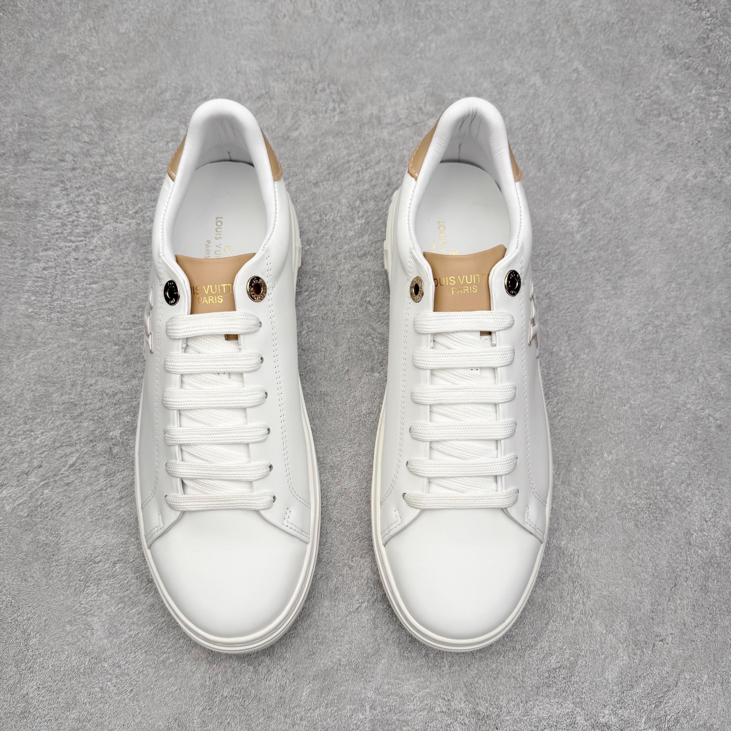 图片[2]-＃FS Louis Vuitton 路易威登 lv Time Out 低帮时尚运动板鞋 为舒软小牛皮革压印金属质感 Monogram 图案 再令 Louis 和vuitton 装饰点缀鞋带 与卢勒克斯金属线共同 释放莹泽光芒 搭配后部 Monogram帆布饰边和加厚胎面橡胶外底 鞋面胎牛皮和进口PVC制裁而成 高密度进口电脑车线工艺、经典LOGO跟PVC完美结合 原版大底开模 内里采用进口羊皮 超软皮内里+鞋垫 最新LV/路易威登 杨幂 关晓彤 官方等多明星网红同款 快手抖音等多平台热推 尺码：35 36 37 38 39 40 41 42 43 44-选品中心