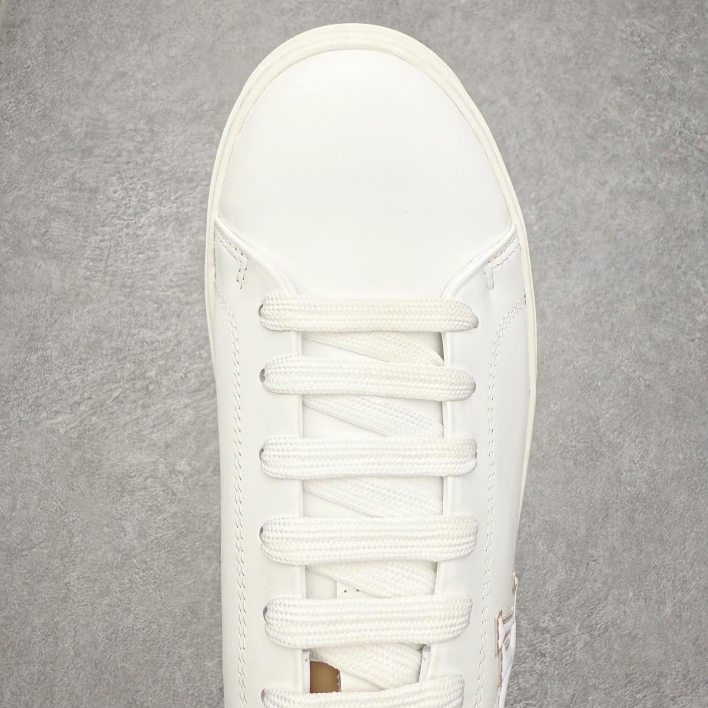 图片[4]-＃FS Louis Vuitton 路易威登 lv Time Out 低帮时尚运动板鞋 为舒软小牛皮革压印金属质感 Monogram 图案 再令 Louis 和vuitton 装饰点缀鞋带 与卢勒克斯金属线共同 释放莹泽光芒 搭配后部 Monogram帆布饰边和加厚胎面橡胶外底 鞋面胎牛皮和进口PVC制裁而成 高密度进口电脑车线工艺、经典LOGO跟PVC完美结合 原版大底开模 内里采用进口羊皮 超软皮内里+鞋垫 最新LV/路易威登 杨幂 关晓彤 官方等多明星网红同款 快手抖音等多平台热推 尺码：35 36 37 38 39 40 41 42 43 44-选品中心