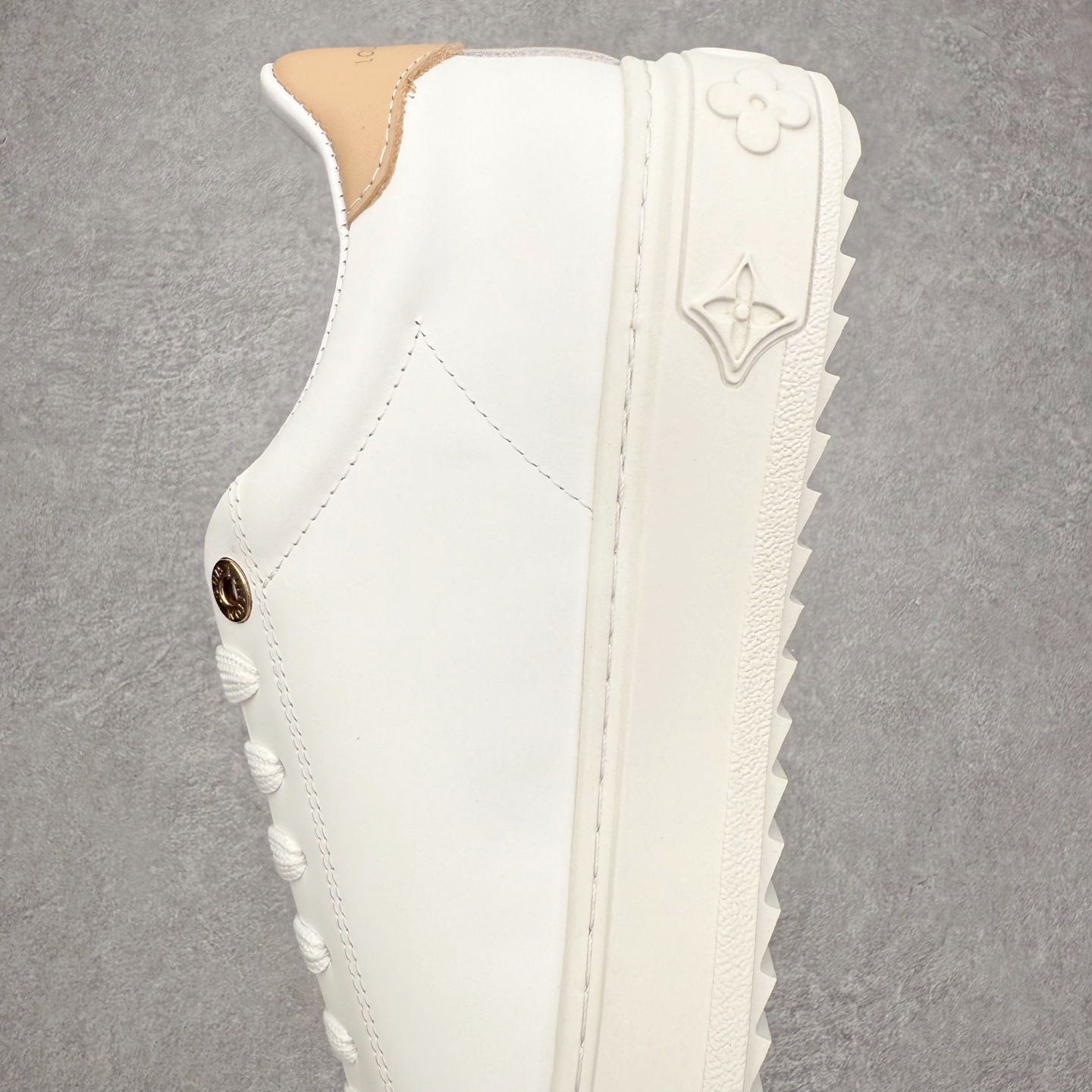 图片[7]-＃FS Louis Vuitton 路易威登 lv Time Out 低帮时尚运动板鞋 为舒软小牛皮革压印金属质感 Monogram 图案 再令 Louis 和vuitton 装饰点缀鞋带 与卢勒克斯金属线共同 释放莹泽光芒 搭配后部 Monogram帆布饰边和加厚胎面橡胶外底 鞋面胎牛皮和进口PVC制裁而成 高密度进口电脑车线工艺、经典LOGO跟PVC完美结合 原版大底开模 内里采用进口羊皮 超软皮内里+鞋垫 最新LV/路易威登 杨幂 关晓彤 官方等多明星网红同款 快手抖音等多平台热推 尺码：35 36 37 38 39 40 41 42 43 44-选品中心