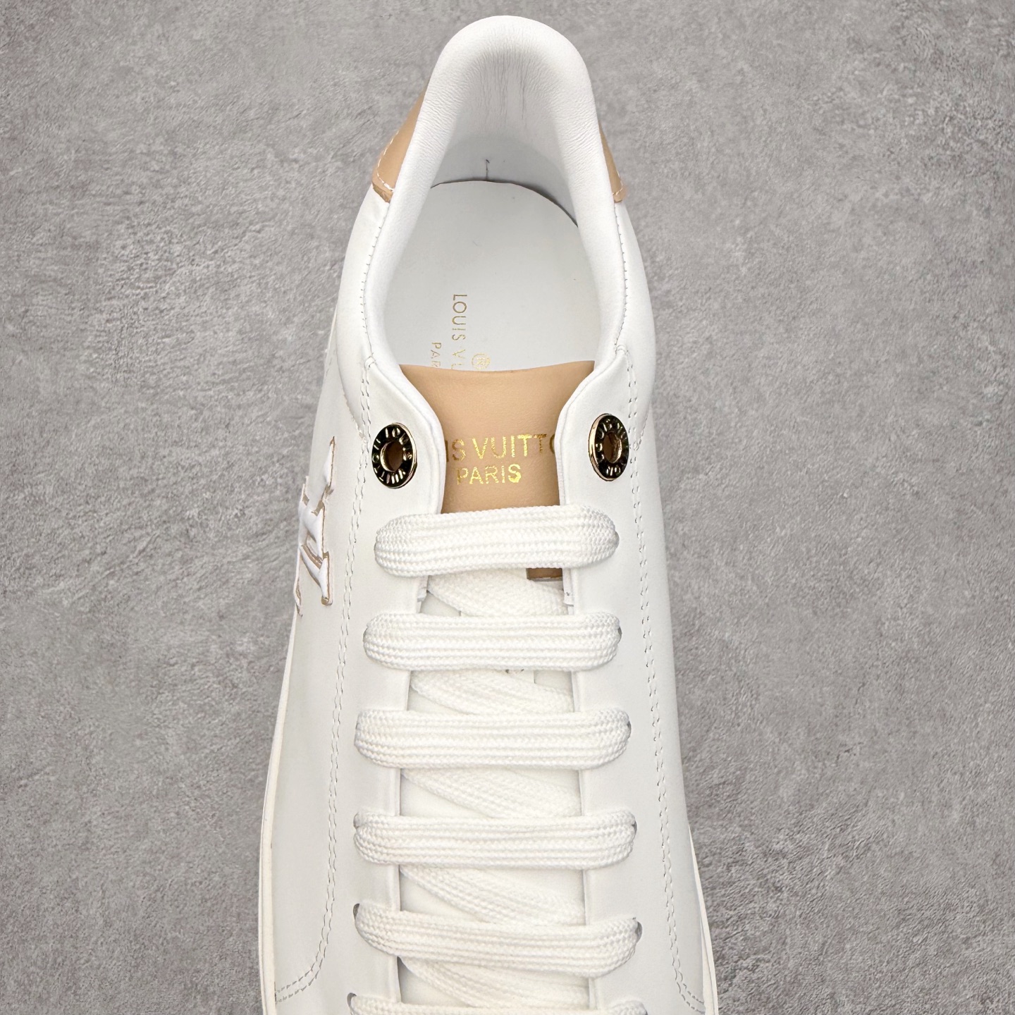 图片[5]-＃FS Louis Vuitton 路易威登 lv Time Out 低帮时尚运动板鞋 为舒软小牛皮革压印金属质感 Monogram 图案 再令 Louis 和vuitton 装饰点缀鞋带 与卢勒克斯金属线共同 释放莹泽光芒 搭配后部 Monogram帆布饰边和加厚胎面橡胶外底 鞋面胎牛皮和进口PVC制裁而成 高密度进口电脑车线工艺、经典LOGO跟PVC完美结合 原版大底开模 内里采用进口羊皮 超软皮内里+鞋垫 最新LV/路易威登 杨幂 关晓彤 官方等多明星网红同款 快手抖音等多平台热推 尺码：35 36 37 38 39 40 41 42 43 44-选品中心