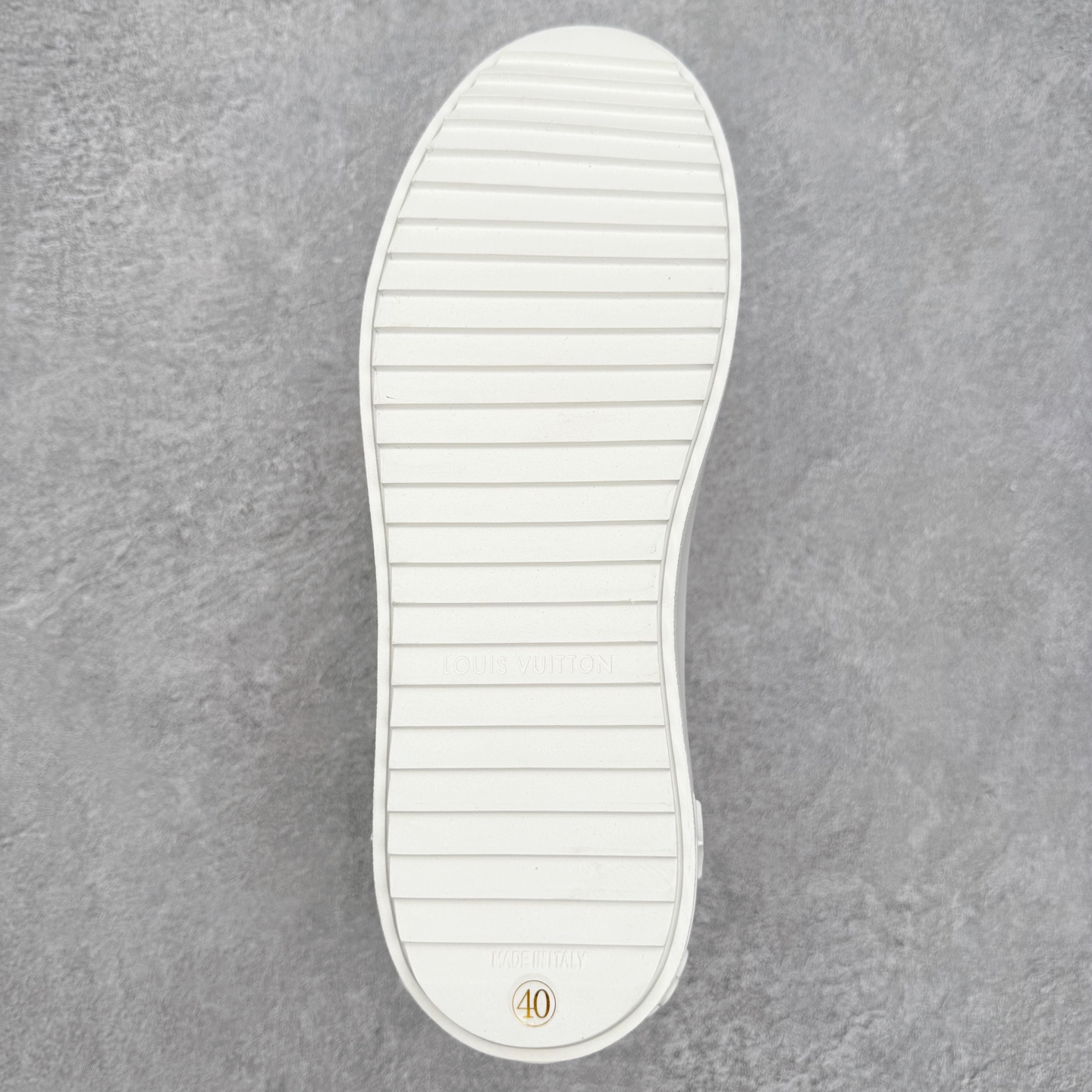 图片[9]-＃FS Louis Vuitton 路易威登 lv Time Out 低帮时尚运动板鞋 为舒软小牛皮革压印金属质感 Monogram 图案 再令 Louis 和vuitton 装饰点缀鞋带 与卢勒克斯金属线共同 释放莹泽光芒 搭配后部 Monogram帆布饰边和加厚胎面橡胶外底 鞋面胎牛皮和进口PVC制裁而成 高密度进口电脑车线工艺、经典LOGO跟PVC完美结合 原版大底开模 内里采用进口羊皮 超软皮内里+鞋垫 最新LV/路易威登 杨幂 关晓彤 官方等多明星网红同款 快手抖音等多平台热推 尺码：35 36 37 38 39 40 41 42 43 44-选品中心