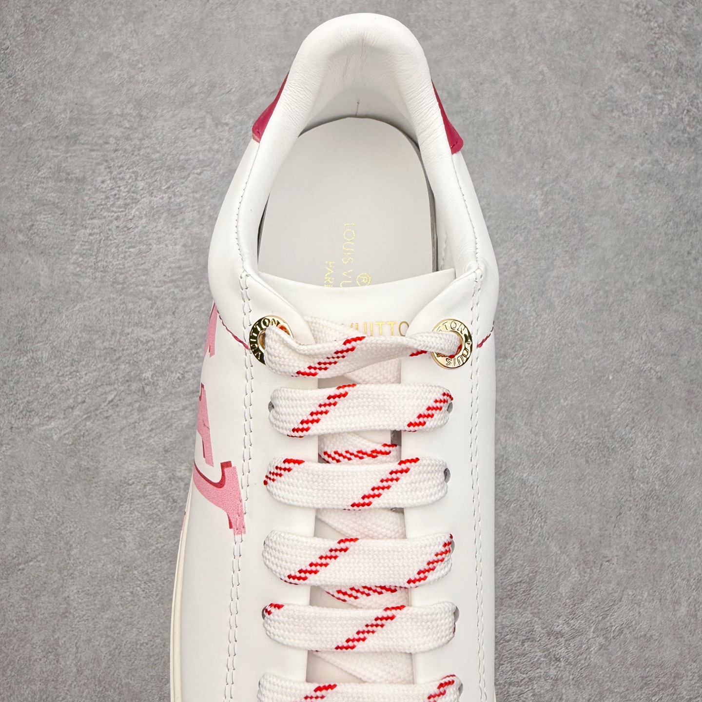 图片[5]-＃FS Louis Vuitton 路易威登 lv Time Out 低帮时尚运动板鞋 为舒软小牛皮革压印金属质感 Monogram 图案 再令 Louis 和vuitton 装饰点缀鞋带 与卢勒克斯金属线共同 释放莹泽光芒 搭配后部 Monogram帆布饰边和加厚胎面橡胶外底 鞋面胎牛皮和进口PVC制裁而成 高密度进口电脑车线工艺、经典LOGO跟PVC完美结合 原版大底开模 内里采用进口羊皮 超软皮内里+鞋垫 最新LV/路易威登 杨幂 关晓彤 官方等多明星网红同款 快手抖音等多平台热推 尺码：35 36 37 38 39 40 41 42 43 44-选品中心