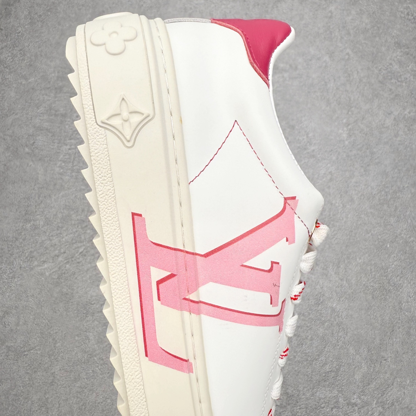 图片[6]-＃FS Louis Vuitton 路易威登 lv Time Out 低帮时尚运动板鞋 为舒软小牛皮革压印金属质感 Monogram 图案 再令 Louis 和vuitton 装饰点缀鞋带 与卢勒克斯金属线共同 释放莹泽光芒 搭配后部 Monogram帆布饰边和加厚胎面橡胶外底 鞋面胎牛皮和进口PVC制裁而成 高密度进口电脑车线工艺、经典LOGO跟PVC完美结合 原版大底开模 内里采用进口羊皮 超软皮内里+鞋垫 最新LV/路易威登 杨幂 关晓彤 官方等多明星网红同款 快手抖音等多平台热推 尺码：35 36 37 38 39 40 41 42 43 44-选品中心