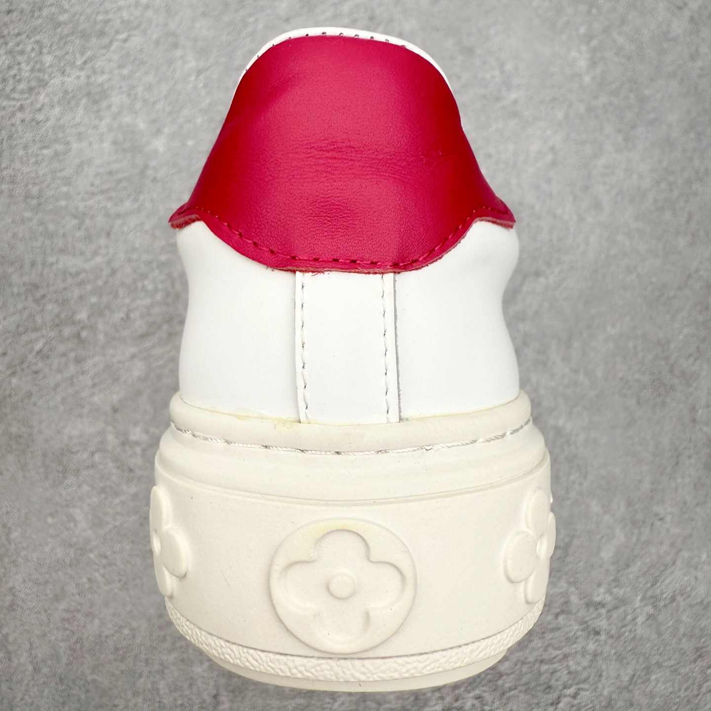 图片[8]-＃FS Louis Vuitton 路易威登 lv Time Out 低帮时尚运动板鞋 为舒软小牛皮革压印金属质感 Monogram 图案 再令 Louis 和vuitton 装饰点缀鞋带 与卢勒克斯金属线共同 释放莹泽光芒 搭配后部 Monogram帆布饰边和加厚胎面橡胶外底 鞋面胎牛皮和进口PVC制裁而成 高密度进口电脑车线工艺、经典LOGO跟PVC完美结合 原版大底开模 内里采用进口羊皮 超软皮内里+鞋垫 最新LV/路易威登 杨幂 关晓彤 官方等多明星网红同款 快手抖音等多平台热推 尺码：35 36 37 38 39 40 41 42 43 44-选品中心