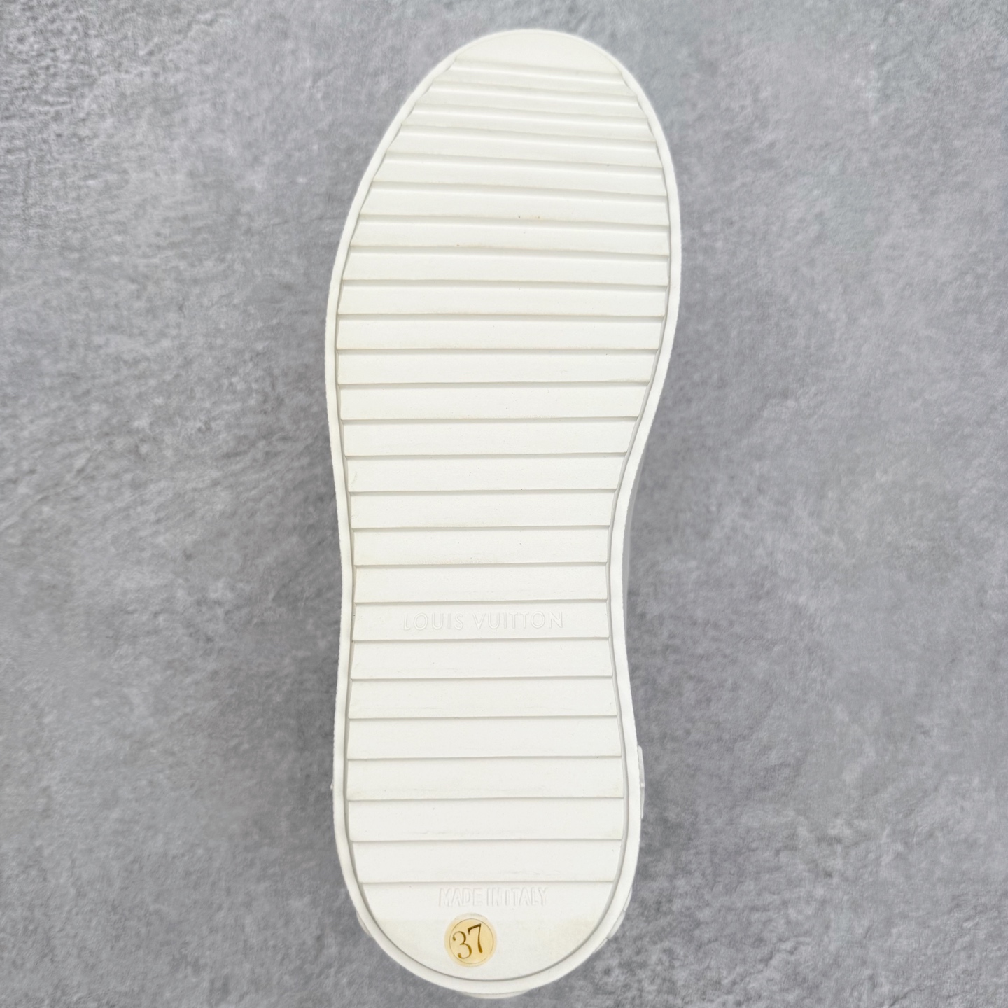 图片[9]-＃FS Louis Vuitton 路易威登 lv Time Out 低帮时尚运动板鞋 为舒软小牛皮革压印金属质感 Monogram 图案 再令 Louis 和vuitton 装饰点缀鞋带 与卢勒克斯金属线共同 释放莹泽光芒 搭配后部 Monogram帆布饰边和加厚胎面橡胶外底 鞋面胎牛皮和进口PVC制裁而成 高密度进口电脑车线工艺、经典LOGO跟PVC完美结合 原版大底开模 内里采用进口羊皮 超软皮内里+鞋垫 最新LV/路易威登 杨幂 关晓彤 官方等多明星网红同款 快手抖音等多平台热推 尺码：35 36 37 38 39 40 41 42 43 44-选品中心