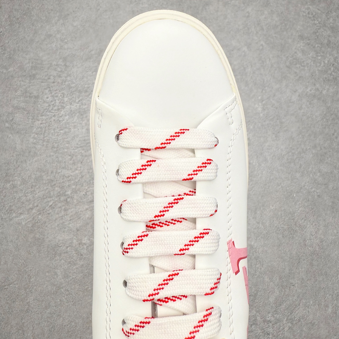 图片[4]-＃FS Louis Vuitton 路易威登 lv Time Out 低帮时尚运动板鞋 为舒软小牛皮革压印金属质感 Monogram 图案 再令 Louis 和vuitton 装饰点缀鞋带 与卢勒克斯金属线共同 释放莹泽光芒 搭配后部 Monogram帆布饰边和加厚胎面橡胶外底 鞋面胎牛皮和进口PVC制裁而成 高密度进口电脑车线工艺、经典LOGO跟PVC完美结合 原版大底开模 内里采用进口羊皮 超软皮内里+鞋垫 最新LV/路易威登 杨幂 关晓彤 官方等多明星网红同款 快手抖音等多平台热推 尺码：35 36 37 38 39 40 41 42 43 44-选品中心