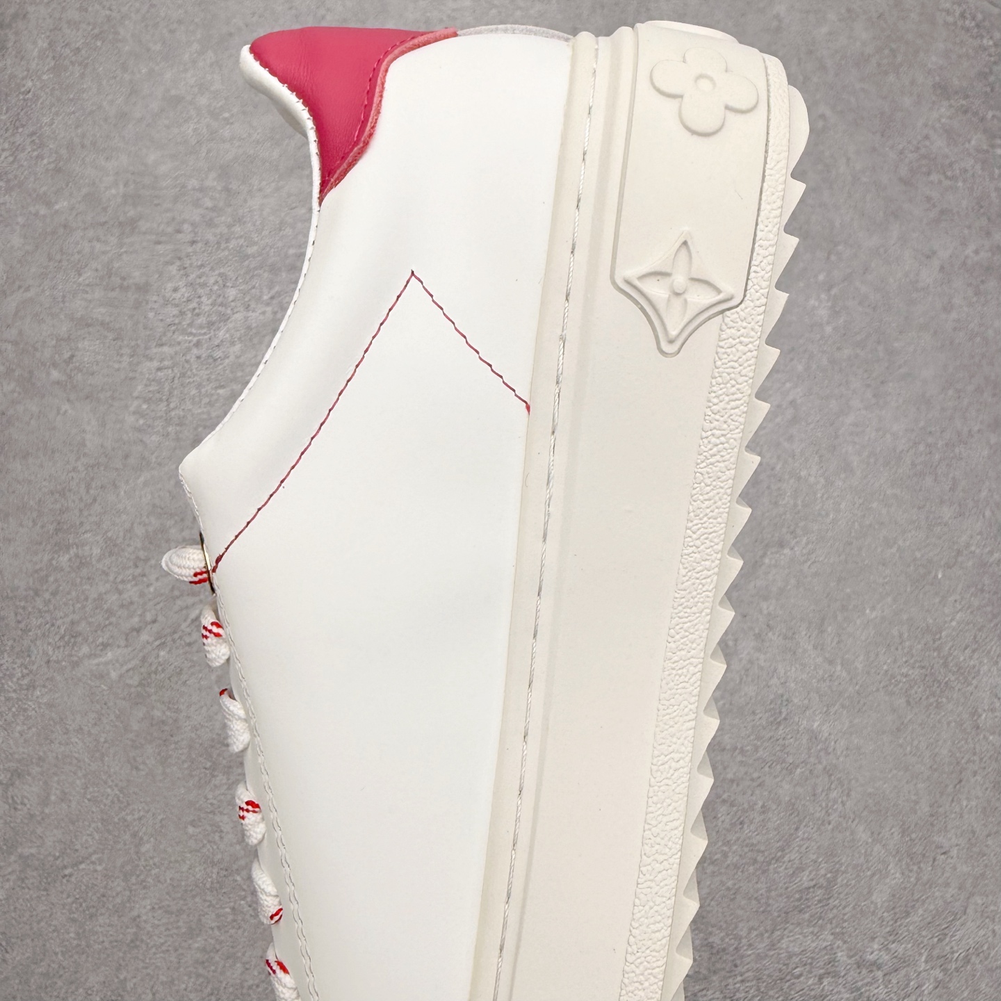 图片[7]-＃FS Louis Vuitton 路易威登 lv Time Out 低帮时尚运动板鞋 为舒软小牛皮革压印金属质感 Monogram 图案 再令 Louis 和vuitton 装饰点缀鞋带 与卢勒克斯金属线共同 释放莹泽光芒 搭配后部 Monogram帆布饰边和加厚胎面橡胶外底 鞋面胎牛皮和进口PVC制裁而成 高密度进口电脑车线工艺、经典LOGO跟PVC完美结合 原版大底开模 内里采用进口羊皮 超软皮内里+鞋垫 最新LV/路易威登 杨幂 关晓彤 官方等多明星网红同款 快手抖音等多平台热推 尺码：35 36 37 38 39 40 41 42 43 44-选品中心