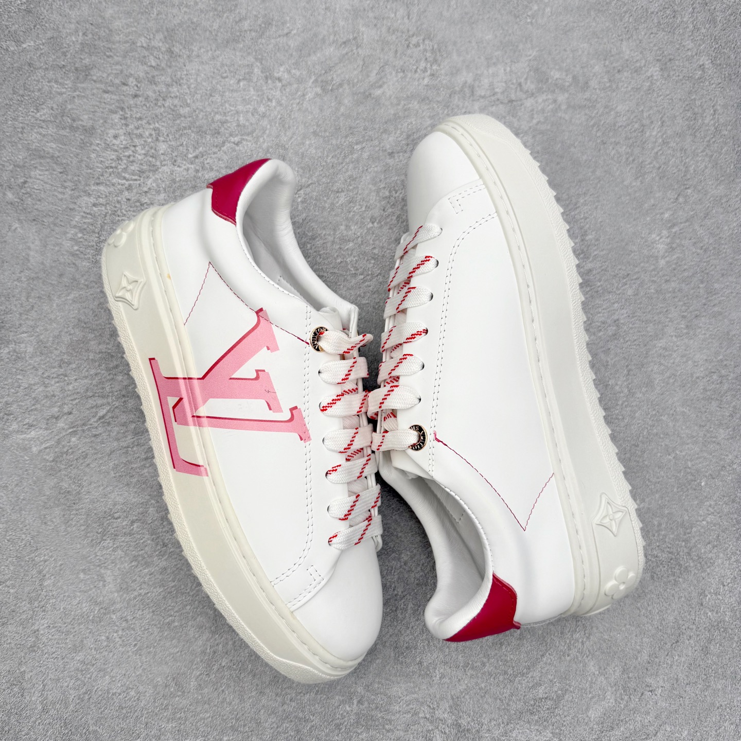 图片[3]-＃FS Louis Vuitton 路易威登 lv Time Out 低帮时尚运动板鞋 为舒软小牛皮革压印金属质感 Monogram 图案 再令 Louis 和vuitton 装饰点缀鞋带 与卢勒克斯金属线共同 释放莹泽光芒 搭配后部 Monogram帆布饰边和加厚胎面橡胶外底 鞋面胎牛皮和进口PVC制裁而成 高密度进口电脑车线工艺、经典LOGO跟PVC完美结合 原版大底开模 内里采用进口羊皮 超软皮内里+鞋垫 最新LV/路易威登 杨幂 关晓彤 官方等多明星网红同款 快手抖音等多平台热推 尺码：35 36 37 38 39 40 41 42 43 44-选品中心