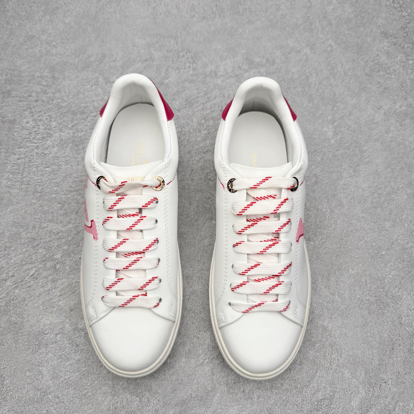 图片[2]-＃FS Louis Vuitton 路易威登 lv Time Out 低帮时尚运动板鞋 为舒软小牛皮革压印金属质感 Monogram 图案 再令 Louis 和vuitton 装饰点缀鞋带 与卢勒克斯金属线共同 释放莹泽光芒 搭配后部 Monogram帆布饰边和加厚胎面橡胶外底 鞋面胎牛皮和进口PVC制裁而成 高密度进口电脑车线工艺、经典LOGO跟PVC完美结合 原版大底开模 内里采用进口羊皮 超软皮内里+鞋垫 最新LV/路易威登 杨幂 关晓彤 官方等多明星网红同款 快手抖音等多平台热推 尺码：35 36 37 38 39 40 41 42 43 44-选品中心