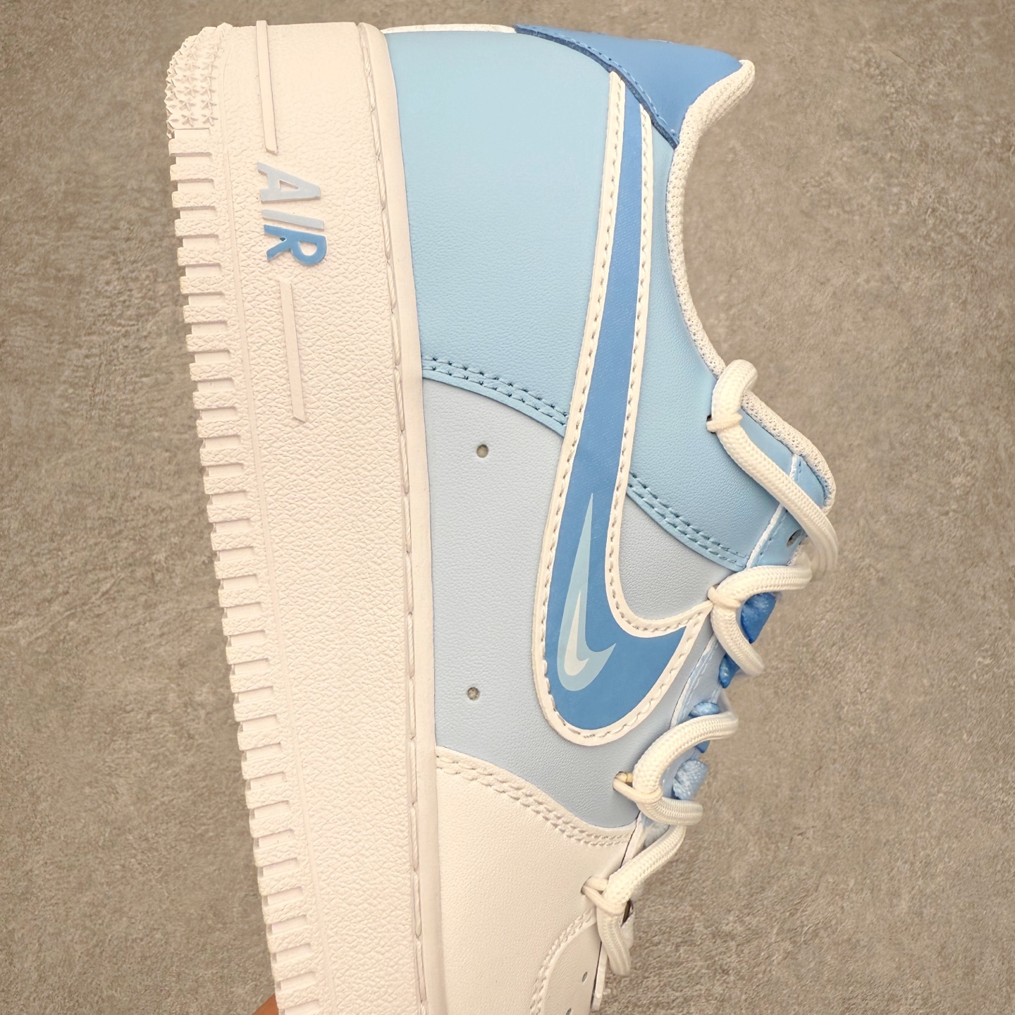 图片[6]-NK Air Force 1´07 Low 空军一号低帮百搭休闲运动板鞋 CD2288-951 柔软、弹性十足的缓震性能和出色的中底设计 横跨复古与现代的外型结合 造就出风靡全球 三十多年的Force 1 直到今天还深受青睐 实拍调校N版已经零色差零失真 百分百还原实物色彩所见即所得 不存在货不对板色差等低级问题 选购参考实物拍摄 不混卖不参货 只用心做好货严格选品 承诺混一赔十 尺码：36 36.5 37.5 38 38.5 39 40 40.5 41 42 42.5 43 44 44.5 45-选品中心