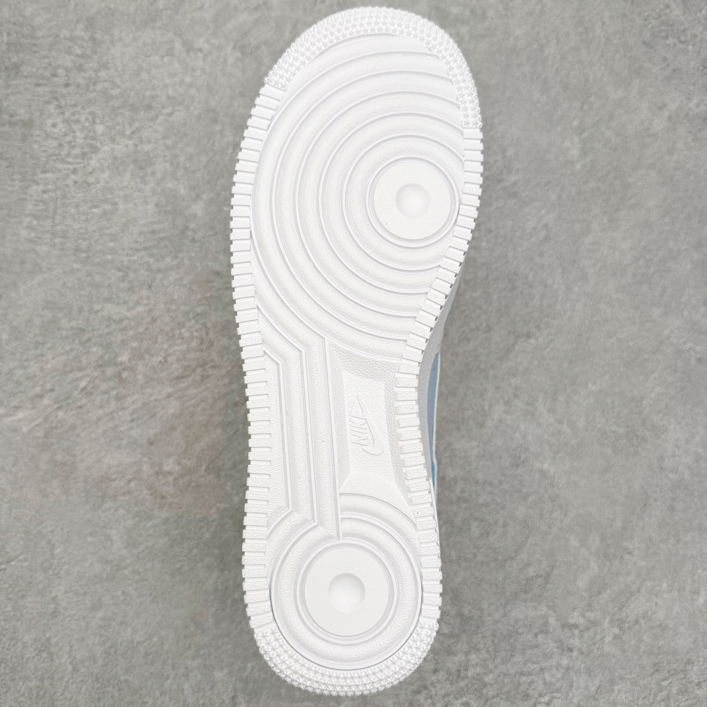 图片[9]-NK Air Force 1´07 Low 空军一号低帮百搭休闲运动板鞋 CD2288-951 柔软、弹性十足的缓震性能和出色的中底设计 横跨复古与现代的外型结合 造就出风靡全球 三十多年的Force 1 直到今天还深受青睐 实拍调校N版已经零色差零失真 百分百还原实物色彩所见即所得 不存在货不对板色差等低级问题 选购参考实物拍摄 不混卖不参货 只用心做好货严格选品 承诺混一赔十 尺码：36 36.5 37.5 38 38.5 39 40 40.5 41 42 42.5 43 44 44.5 45-选品中心