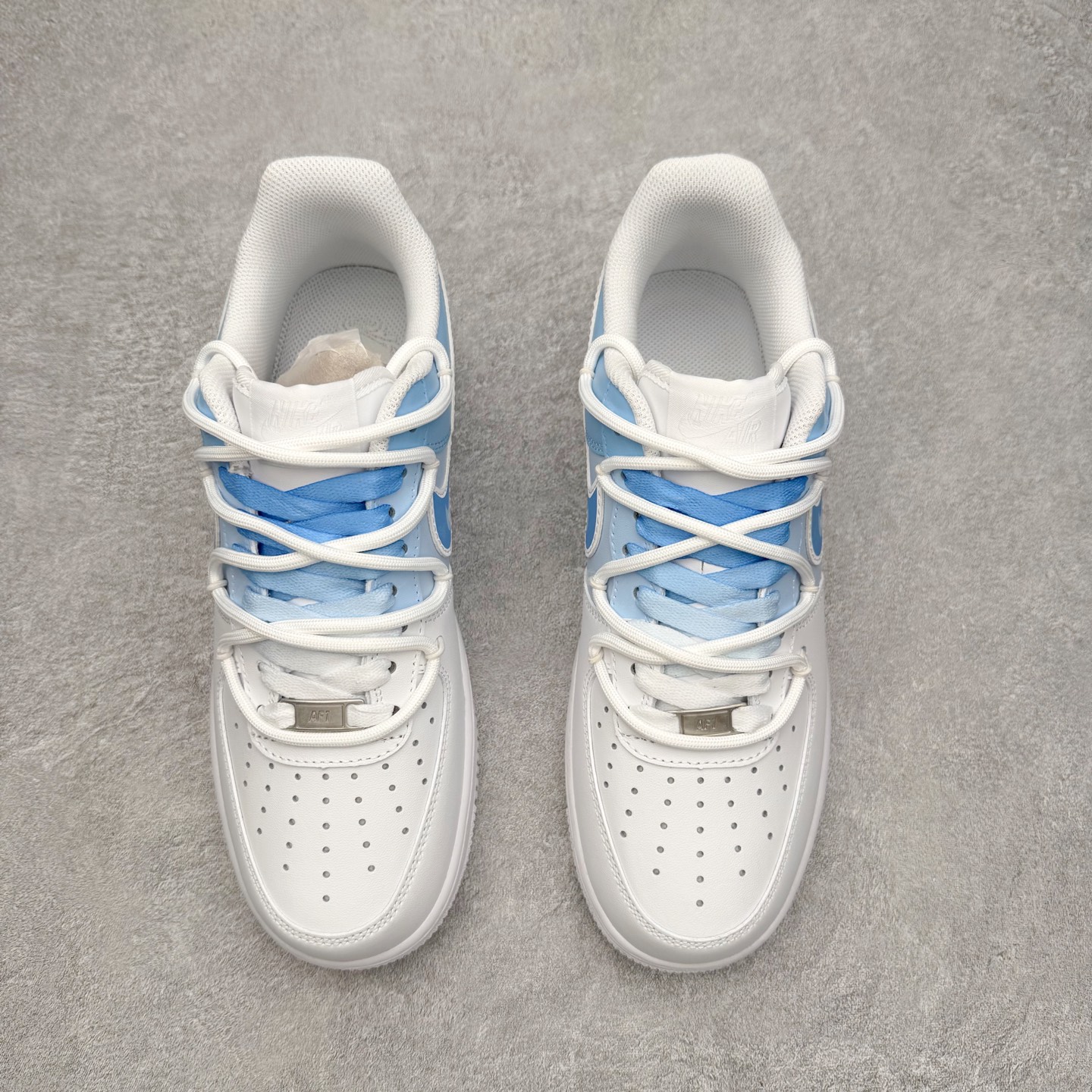 图片[2]-NK Air Force 1´07 Low 空军一号低帮百搭休闲运动板鞋 CD2288-951 柔软、弹性十足的缓震性能和出色的中底设计 横跨复古与现代的外型结合 造就出风靡全球 三十多年的Force 1 直到今天还深受青睐 实拍调校N版已经零色差零失真 百分百还原实物色彩所见即所得 不存在货不对板色差等低级问题 选购参考实物拍摄 不混卖不参货 只用心做好货严格选品 承诺混一赔十 尺码：36 36.5 37.5 38 38.5 39 40 40.5 41 42 42.5 43 44 44.5 45-选品中心