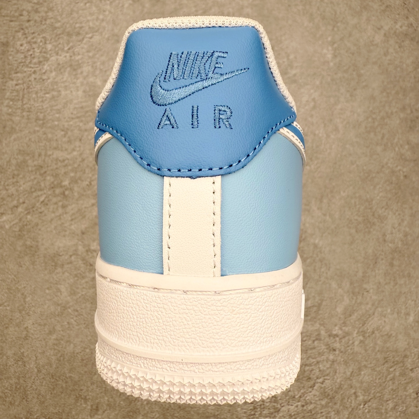 图片[8]-NK Air Force 1´07 Low 空军一号低帮百搭休闲运动板鞋 CD2288-951 柔软、弹性十足的缓震性能和出色的中底设计 横跨复古与现代的外型结合 造就出风靡全球 三十多年的Force 1 直到今天还深受青睐 实拍调校N版已经零色差零失真 百分百还原实物色彩所见即所得 不存在货不对板色差等低级问题 选购参考实物拍摄 不混卖不参货 只用心做好货严格选品 承诺混一赔十 尺码：36 36.5 37.5 38 38.5 39 40 40.5 41 42 42.5 43 44 44.5 45-选品中心