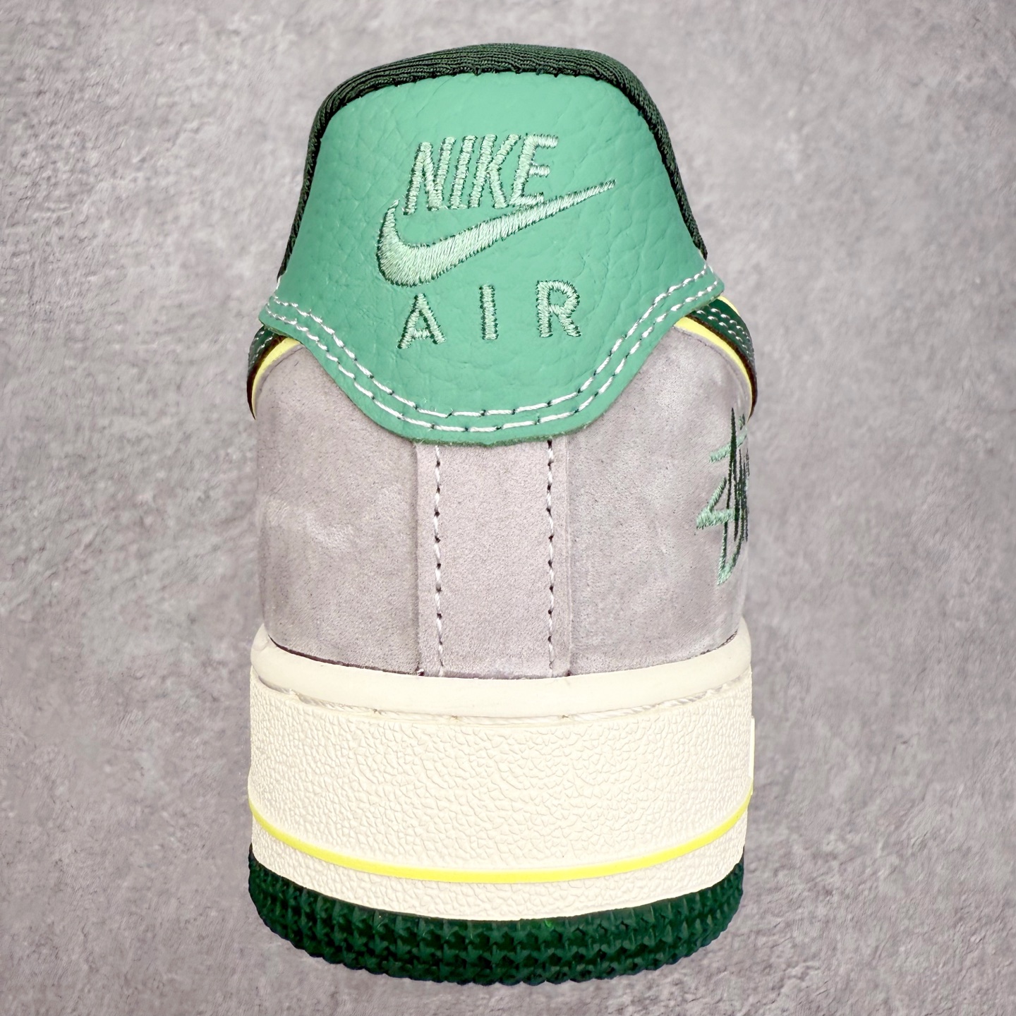 图片[8]-NK Air Force 1´07 Low 空军一号低帮百搭休闲运动板鞋 SS1979-007 柔软、弹性十足的缓震性能和出色的中底设计 横跨复古与现代的外型结合 造就出风靡全球 三十多年的Force 1 直到今天还深受青睐 实拍调校N版已经零色差零失真 百分百还原实物色彩所见即所得 不存在货不对板色差等低级问题 选购参考实物拍摄 不混卖不参货 只用心做好货严格选品 承诺混一赔十 尺码：36 36.5 37.5 38 38.5 39 40 40.5 41 42 42.5 43 44 44.5 45-选品中心