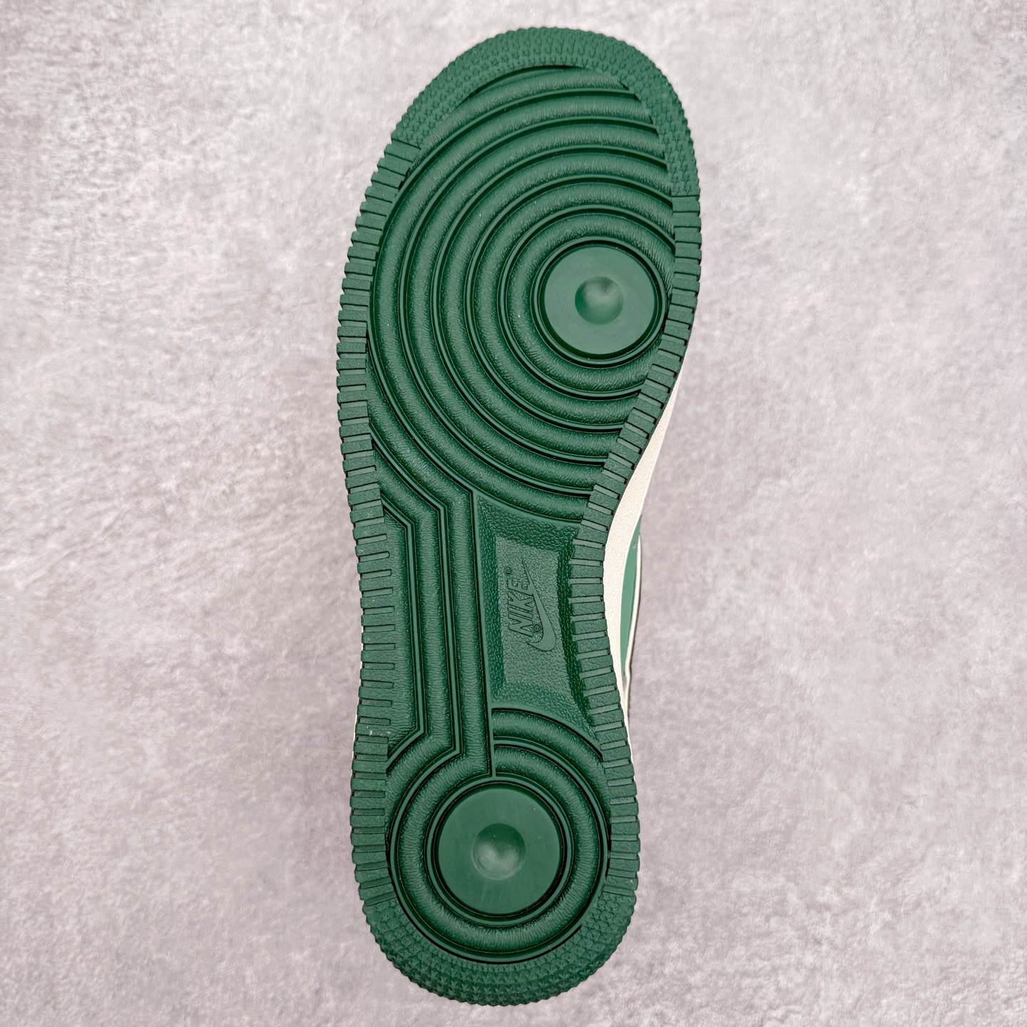 图片[9]-NK Air Force 1´07 Low 空军一号低帮百搭休闲运动板鞋 SS1979-007 柔软、弹性十足的缓震性能和出色的中底设计 横跨复古与现代的外型结合 造就出风靡全球 三十多年的Force 1 直到今天还深受青睐 实拍调校N版已经零色差零失真 百分百还原实物色彩所见即所得 不存在货不对板色差等低级问题 选购参考实物拍摄 不混卖不参货 只用心做好货严格选品 承诺混一赔十 尺码：36 36.5 37.5 38 38.5 39 40 40.5 41 42 42.5 43 44 44.5 45-选品中心