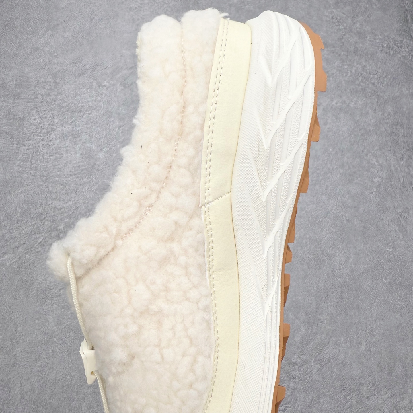 图片[7]-ASICS Gel-Sonoma WT 泰迪毛毛拖 时尚复古 一脚蹬 耐磨保暖 生活休闲鞋 男女同款 ASICS（亚瑟士）是日本实业家鬼冢喜八郎创立的跑鞋运动品牌，名字想法源自著名的拉丁谚语“AnimaSana In Corpore Sano”，意为“健全的精神寓于强健的体魄”。正如其名字的含义，ASICS亚瑟士一直坚信保持身体的健康与活力是打造健康快乐的生活方式的最佳途径。亚瑟士的跑鞋、篮球鞋等系列集专业与美貌于一身，拥有极高的热度。2016年，ASICS在“2016年日本最佳全球品牌”排行榜名列第17名。尺码：36 37 37.5 38 39 39.5 40 40.5 41.5 42 42.5 43.5 44 45-选品中心