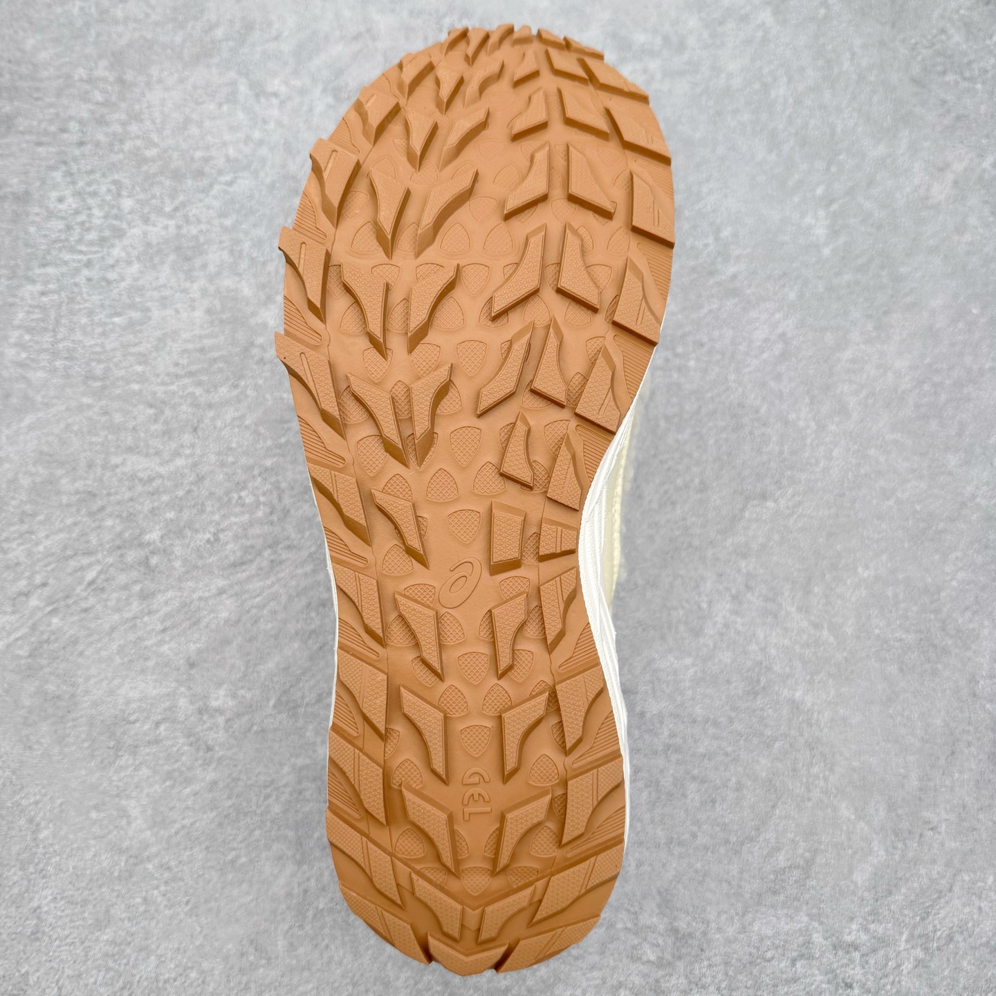 图片[9]-ASICS Gel-Sonoma WT 泰迪毛毛拖 时尚复古 一脚蹬 耐磨保暖 生活休闲鞋 男女同款 ASICS（亚瑟士）是日本实业家鬼冢喜八郎创立的跑鞋运动品牌，名字想法源自著名的拉丁谚语“AnimaSana In Corpore Sano”，意为“健全的精神寓于强健的体魄”。正如其名字的含义，ASICS亚瑟士一直坚信保持身体的健康与活力是打造健康快乐的生活方式的最佳途径。亚瑟士的跑鞋、篮球鞋等系列集专业与美貌于一身，拥有极高的热度。2016年，ASICS在“2016年日本最佳全球品牌”排行榜名列第17名。尺码：36 37 37.5 38 39 39.5 40 40.5 41.5 42 42.5 43.5 44 45-选品中心